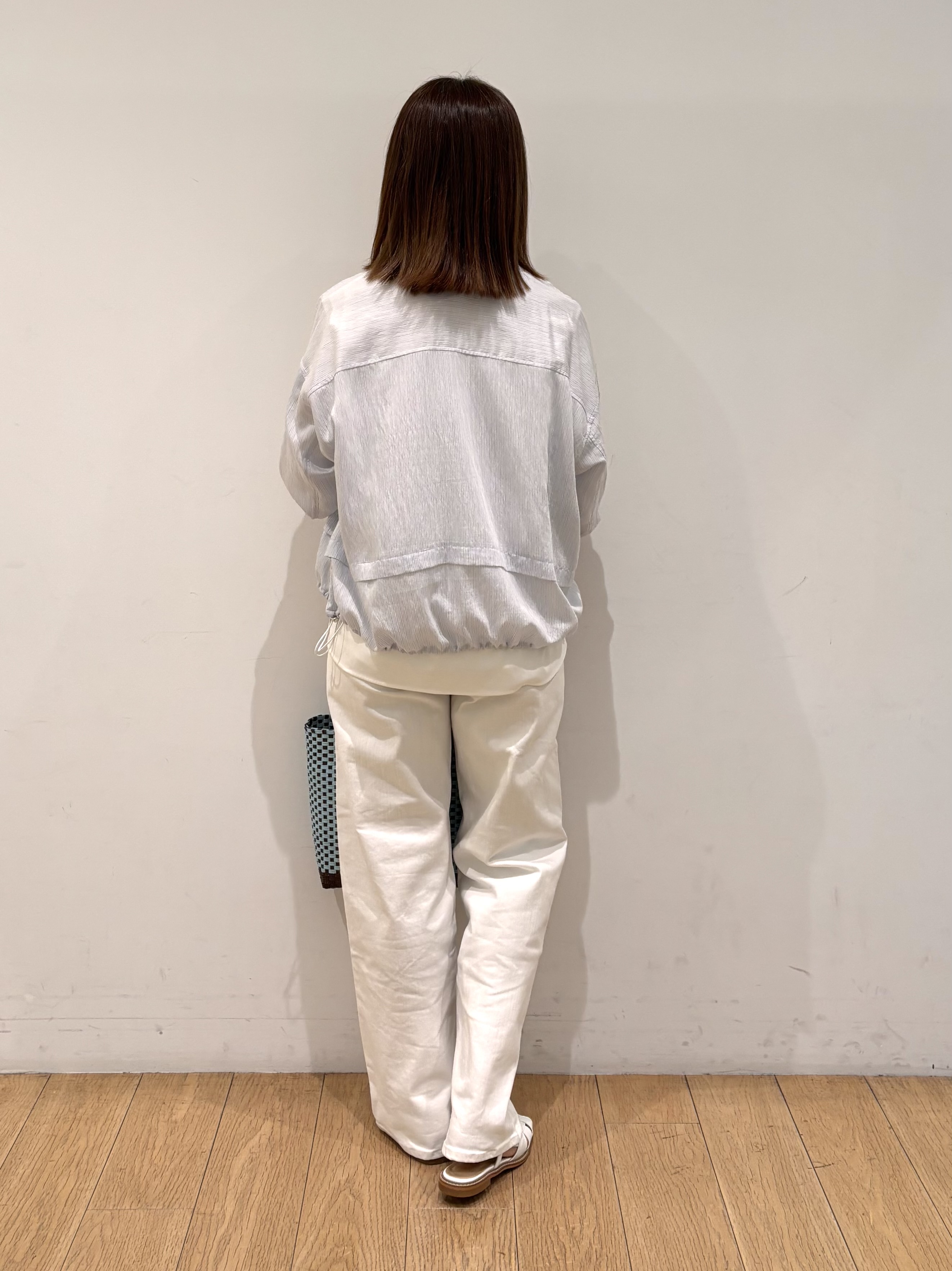 mikkoさんの「INDIVI｜【接触冷感／洗える／2WAY】ドロスト付 シアーシャンブレーシャツ」を使ったコーディネート