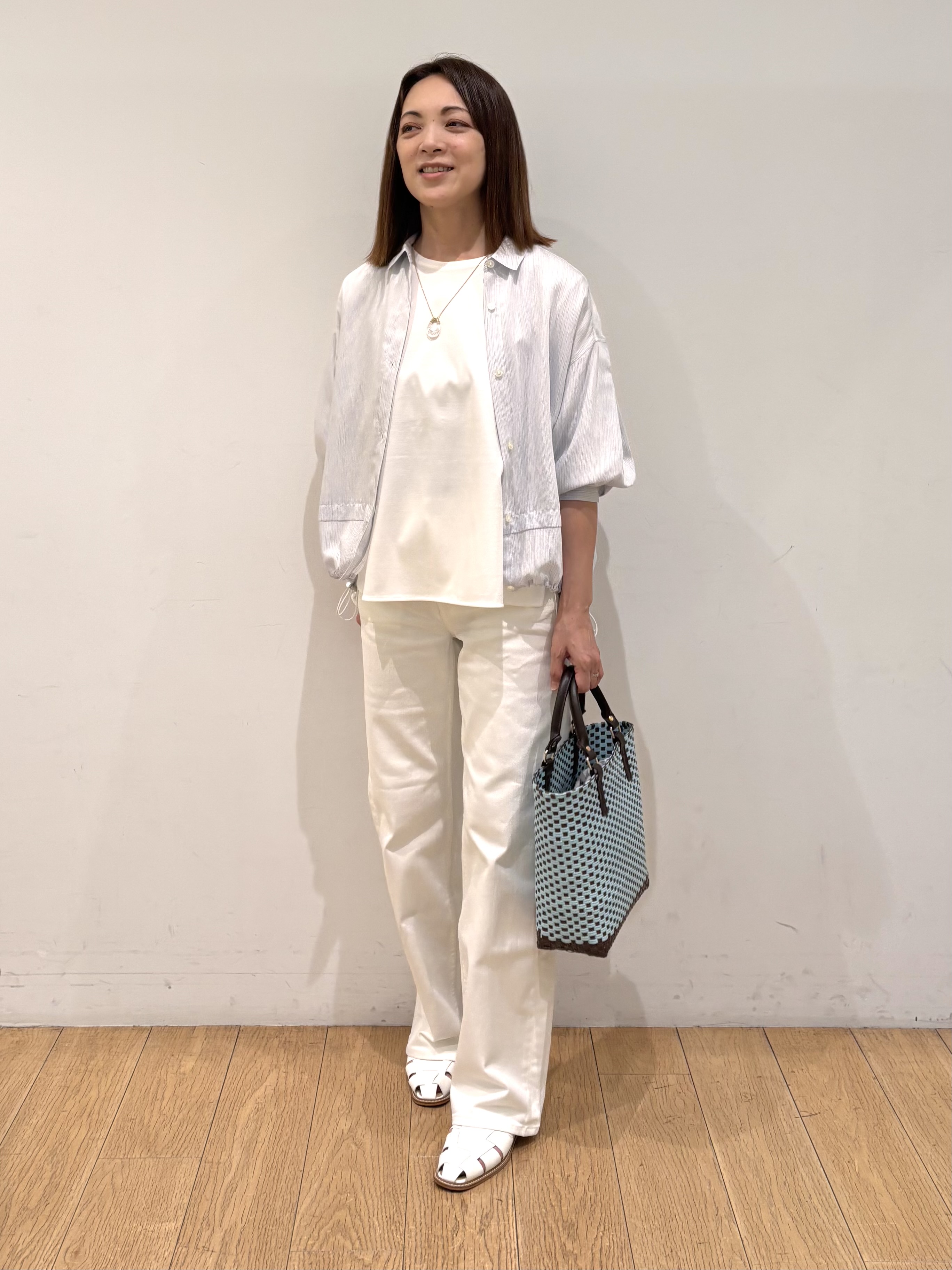 mikkoさんの「INDIVI｜【接触冷感／洗える／2WAY】ドロスト付 シアーシャンブレーシャツ」を使ったコーディネート