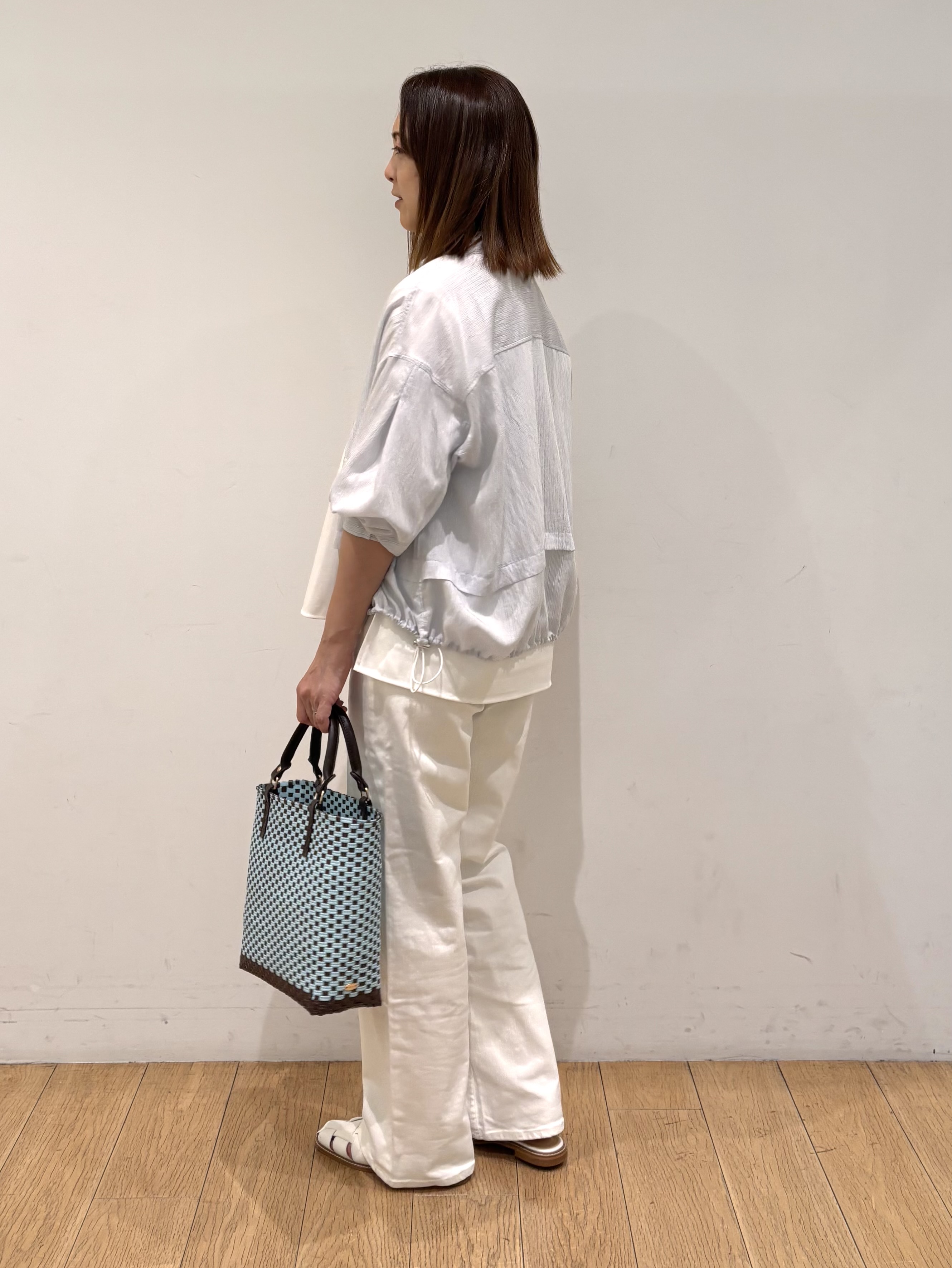 mikkoさんの「INDIVI｜【接触冷感／洗える／2WAY】ドロスト付 シアーシャンブレーシャツ」を使ったコーディネート