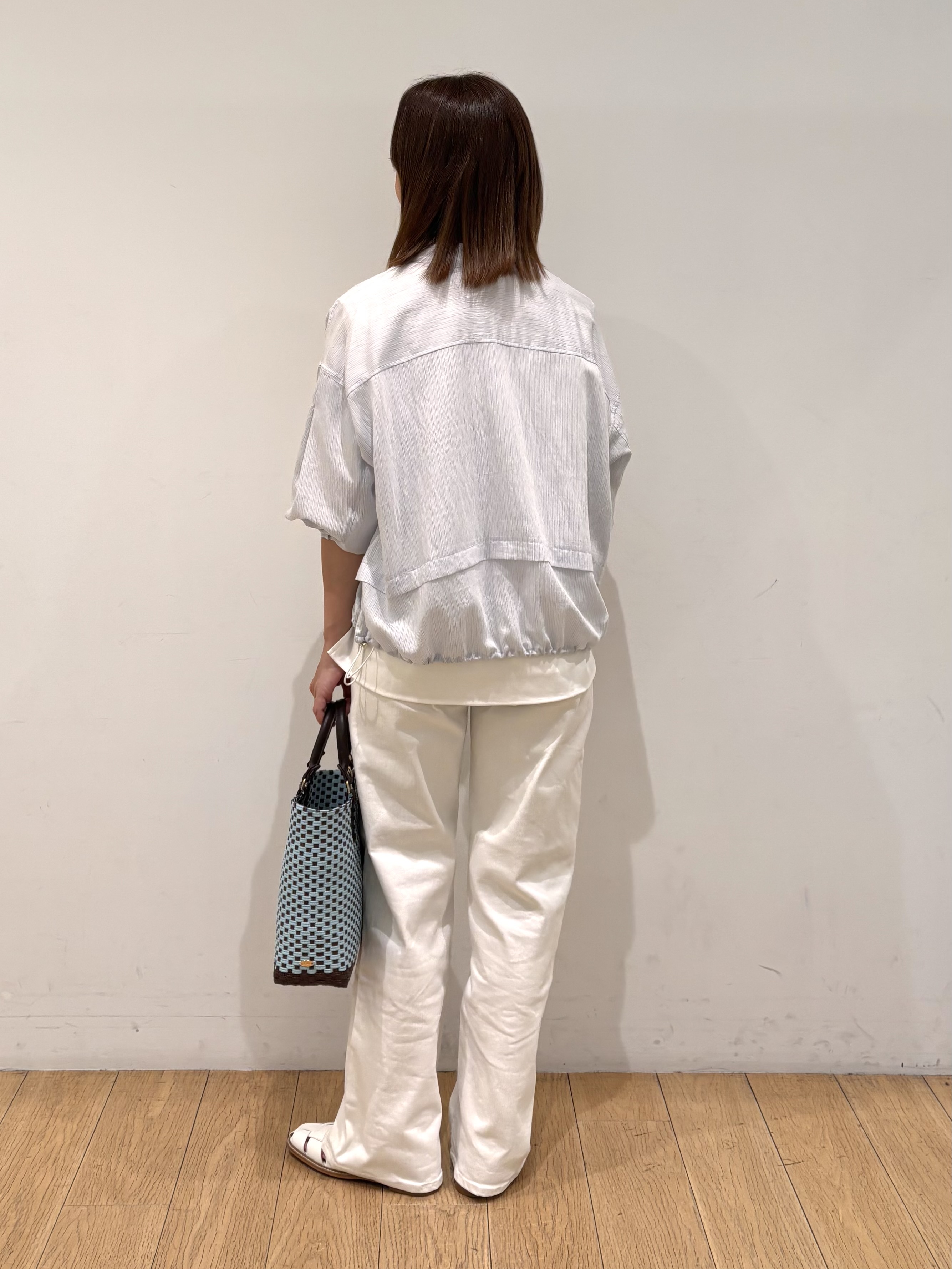 mikkoさんの「INDIVI｜【接触冷感／洗える／2WAY】ドロスト付 シアーシャンブレーシャツ」を使ったコーディネート
