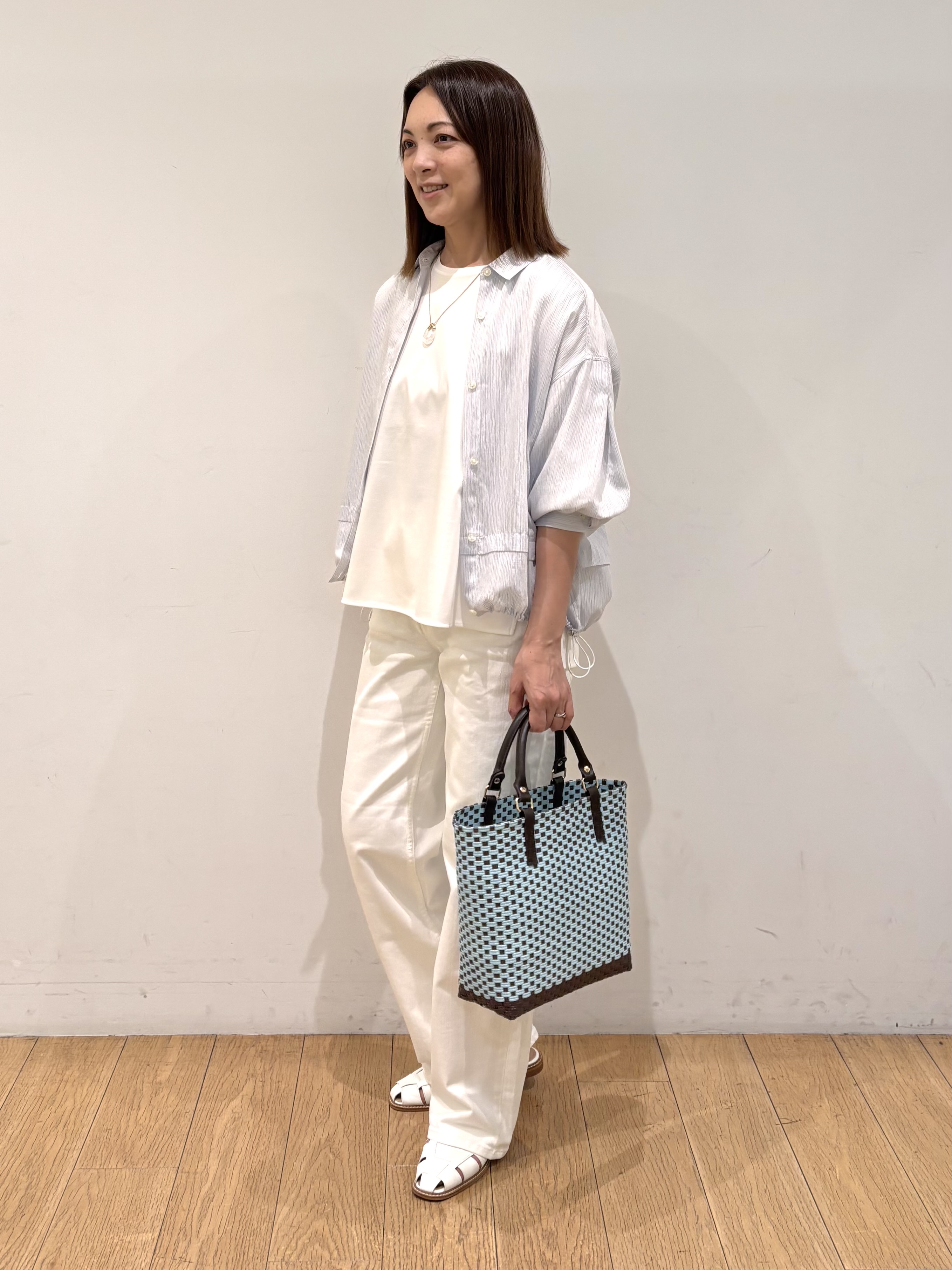 mikkoさんの「INDIVI｜【接触冷感／洗える／2WAY】ドロスト付 シアーシャンブレーシャツ」を使ったコーディネート
