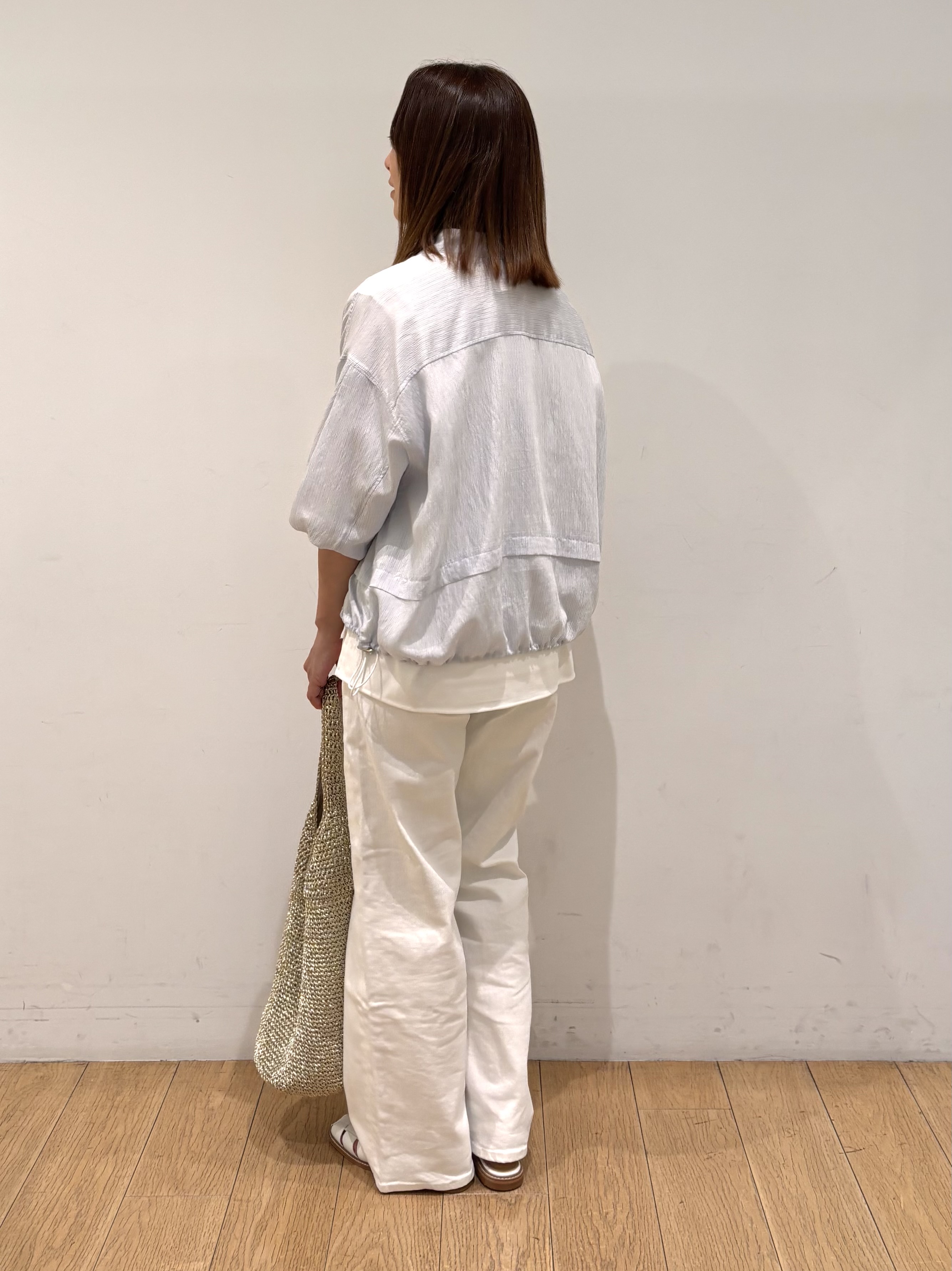 mikkoさんの「INDIVI｜【接触冷感／洗える／2WAY】ドロスト付 シアーシャンブレーシャツ」を使ったコーディネート