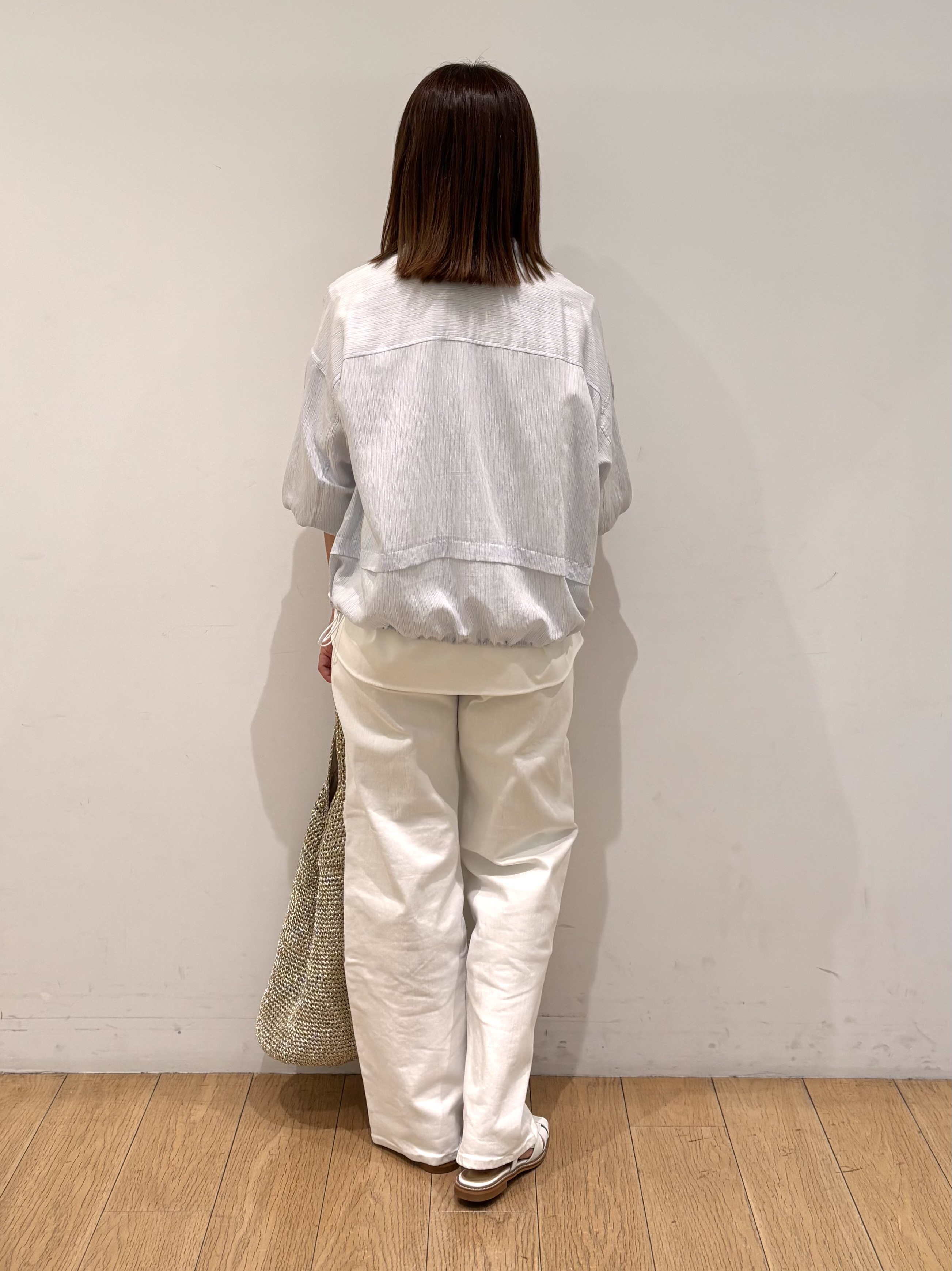 mikkoさんの「INDIVI｜【接触冷感／洗える／2WAY】ドロスト付 シアーシャンブレーシャツ」を使ったコーディネート