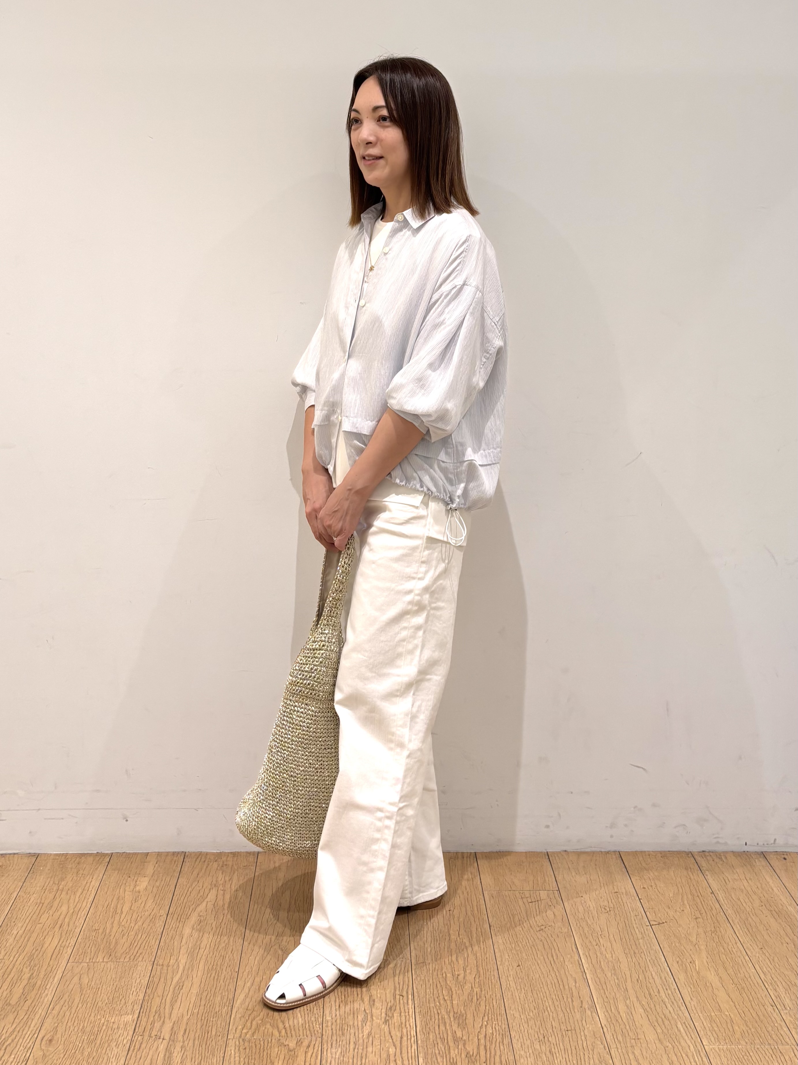mikkoさんの「INDIVI｜【接触冷感／洗える／2WAY】ドロスト付 シアーシャンブレーシャツ」を使ったコーディネート