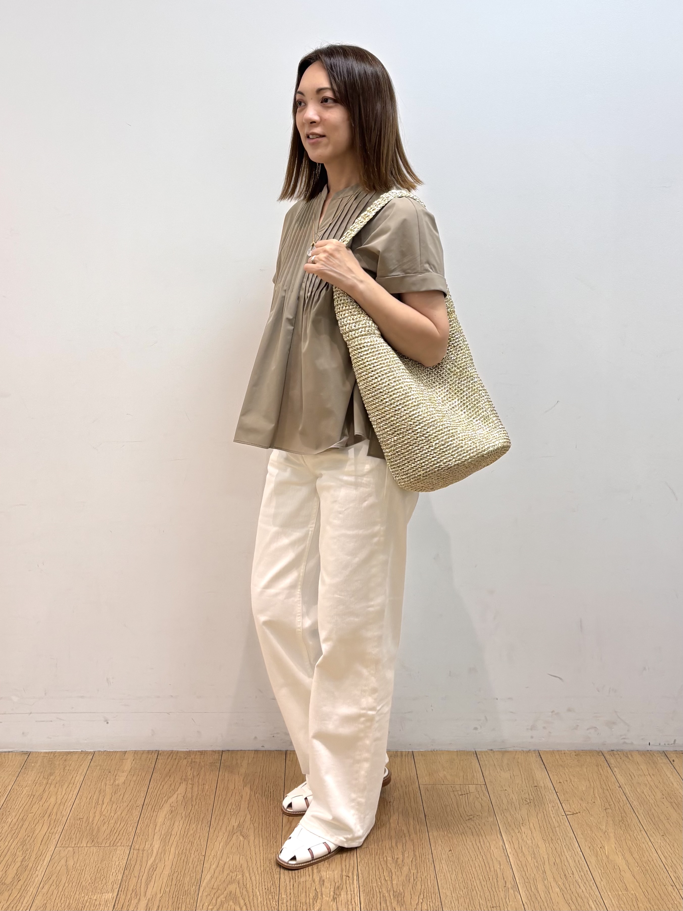 mikkoさんの「INDIVI｜【撥水／UVケア／SETUP可能】軽量タックスキッパーブラウス」を使ったコーディネート