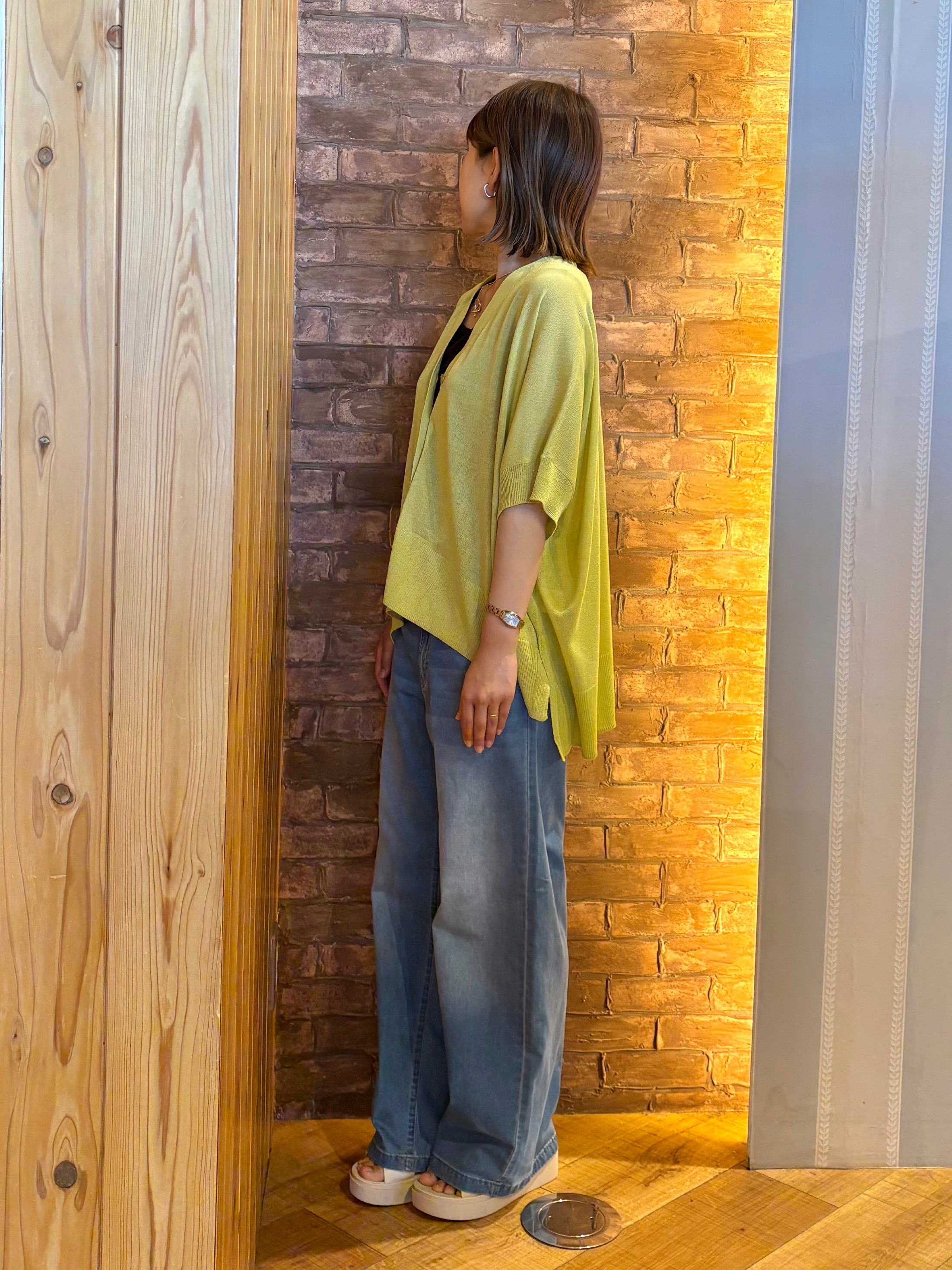 mieさんの「SHOO･LA･RUE｜【洗濯機可/体型カバー】上品ラメがきらめく シアーポンチョ風カーディガン」を使ったコーディネート
