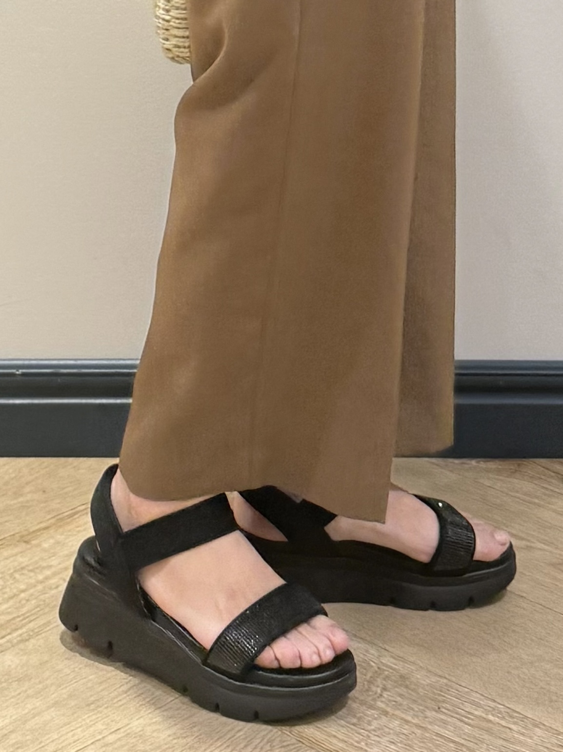 Lilyさんの「grove｜高評価！【シリーズ累計36万枚！名品ニット】やわらかドライタッチ スカラップスリーブニット」を使ったコーディネート