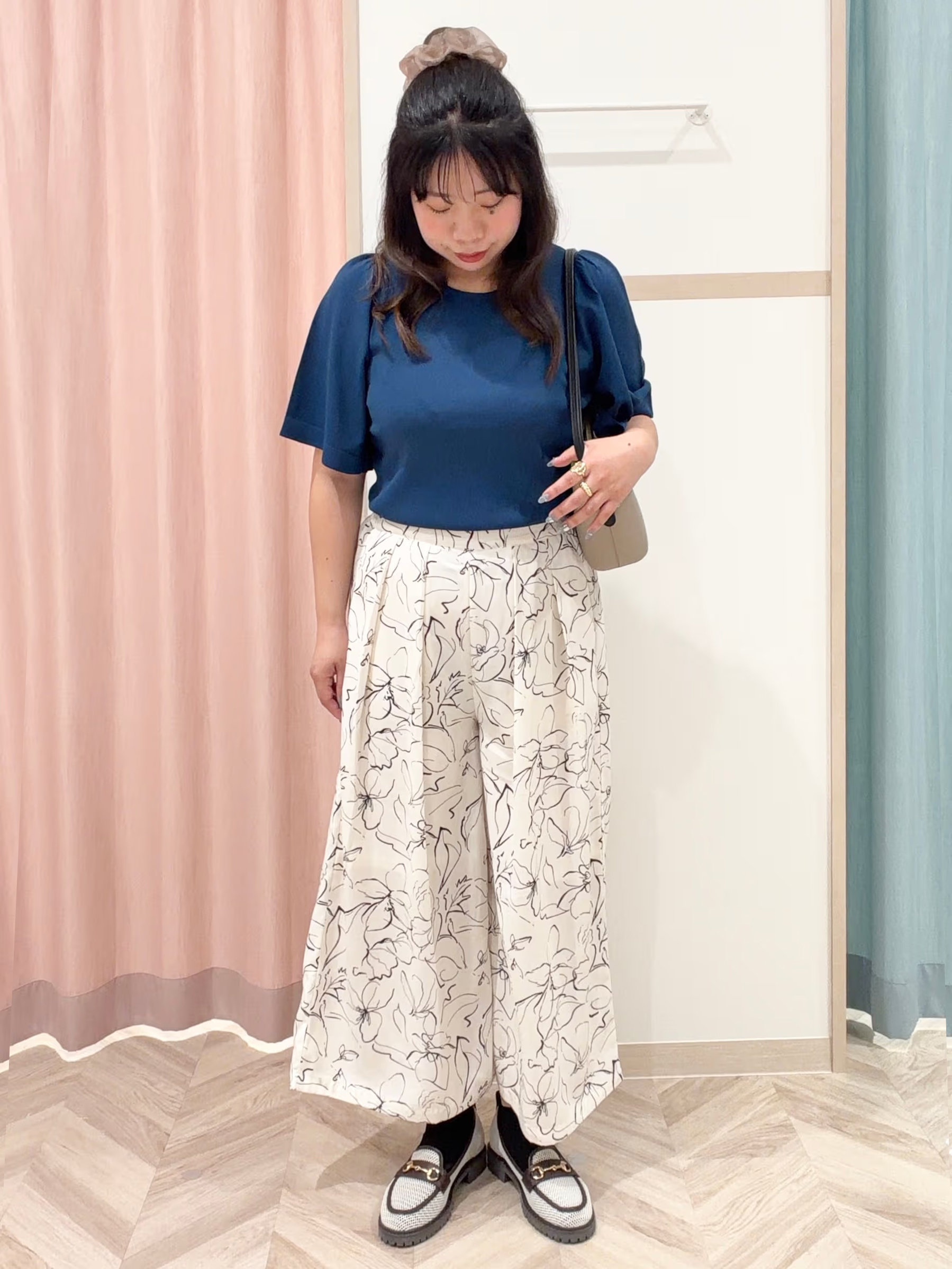 まちゃんなちゃんさんの「SHOO･LA･RUE｜【S-LL/柄が選べる】品よく華やか 花柄アソートプリントスカーチョ」を使ったコーディネート