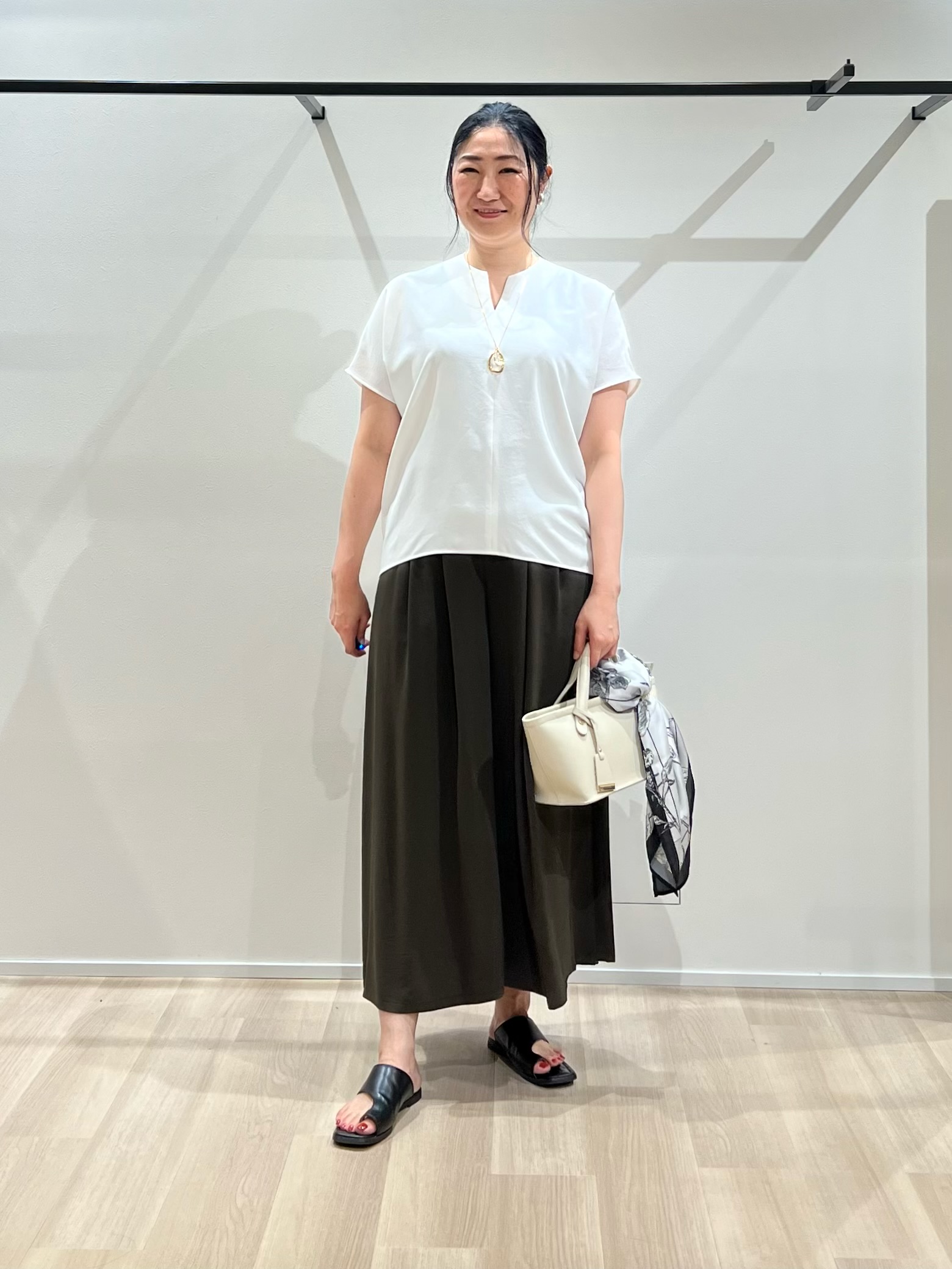 TOMOMIさんの「UNTITLED｜【UV/接触冷感/セットアップ可】リラクシーキーVネックブラウス」を使ったコーディネート