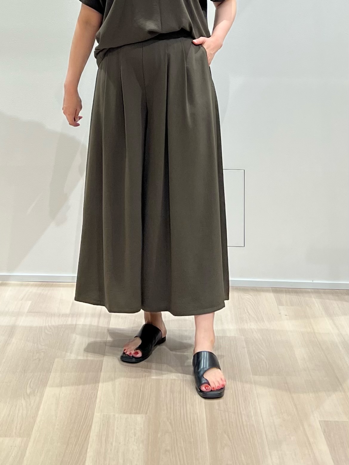 TOMOMIさんの「UNTITLED｜【UV/接触冷感/セットアップ可】リラクシーキーVネックブラウス」を使ったコーディネート
