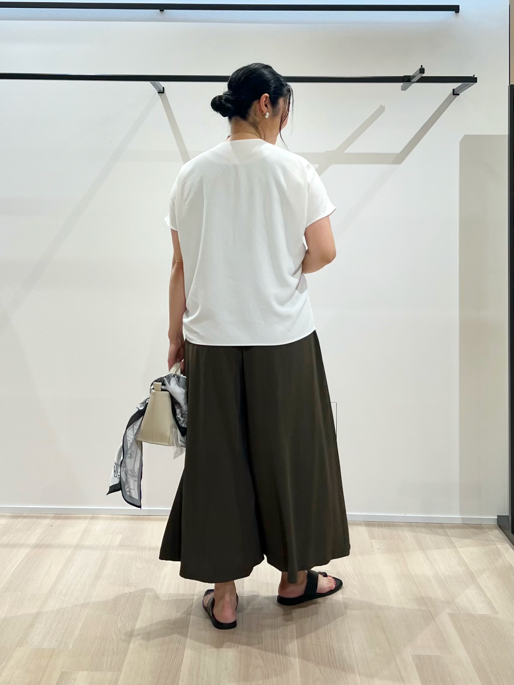 TOMOMIさんの「UNTITLED｜【UV/接触冷感/セットアップ可】リラクシーキーVネックブラウス」を使ったコーディネート
