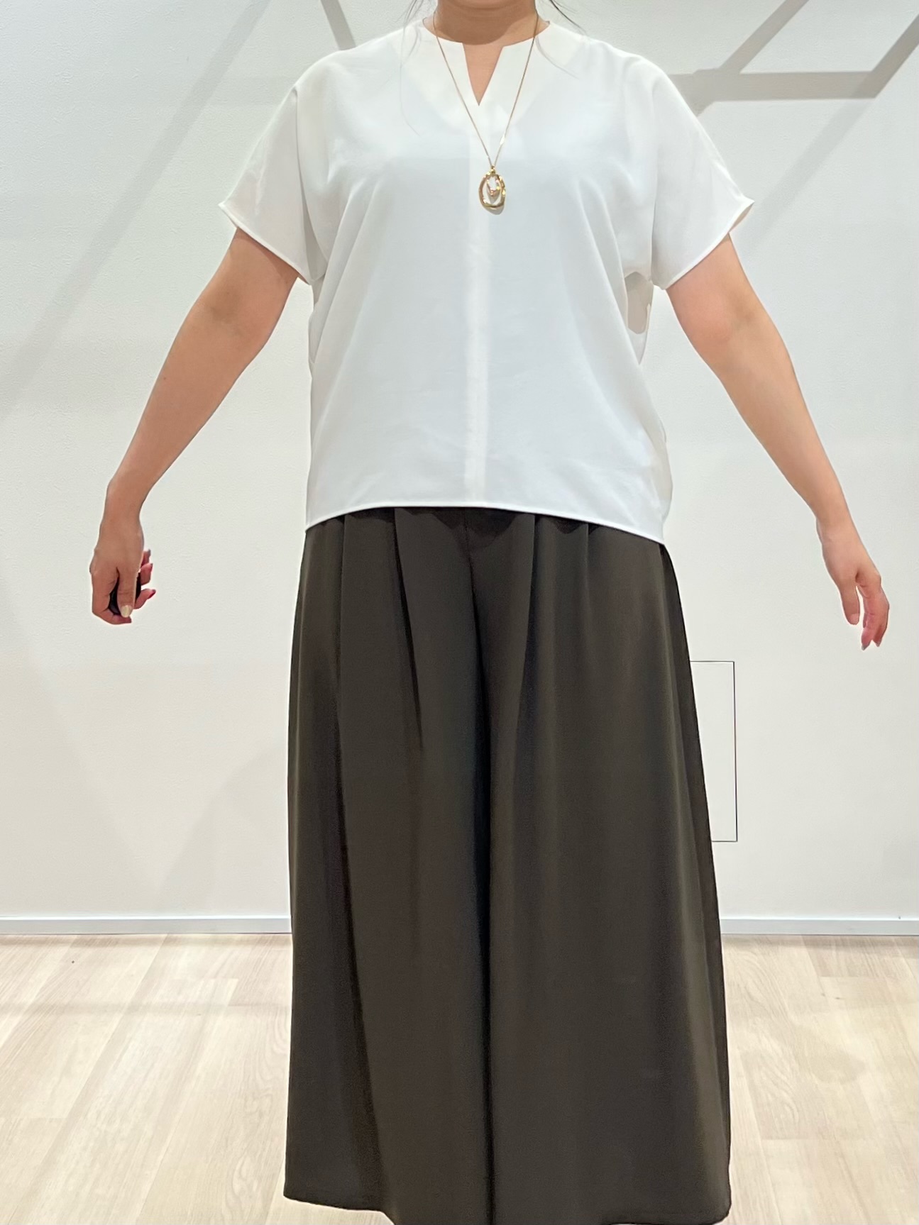 TOMOMIさんの「UNTITLED｜【UV/接触冷感/セットアップ可】リラクシーキーVネックブラウス」を使ったコーディネート