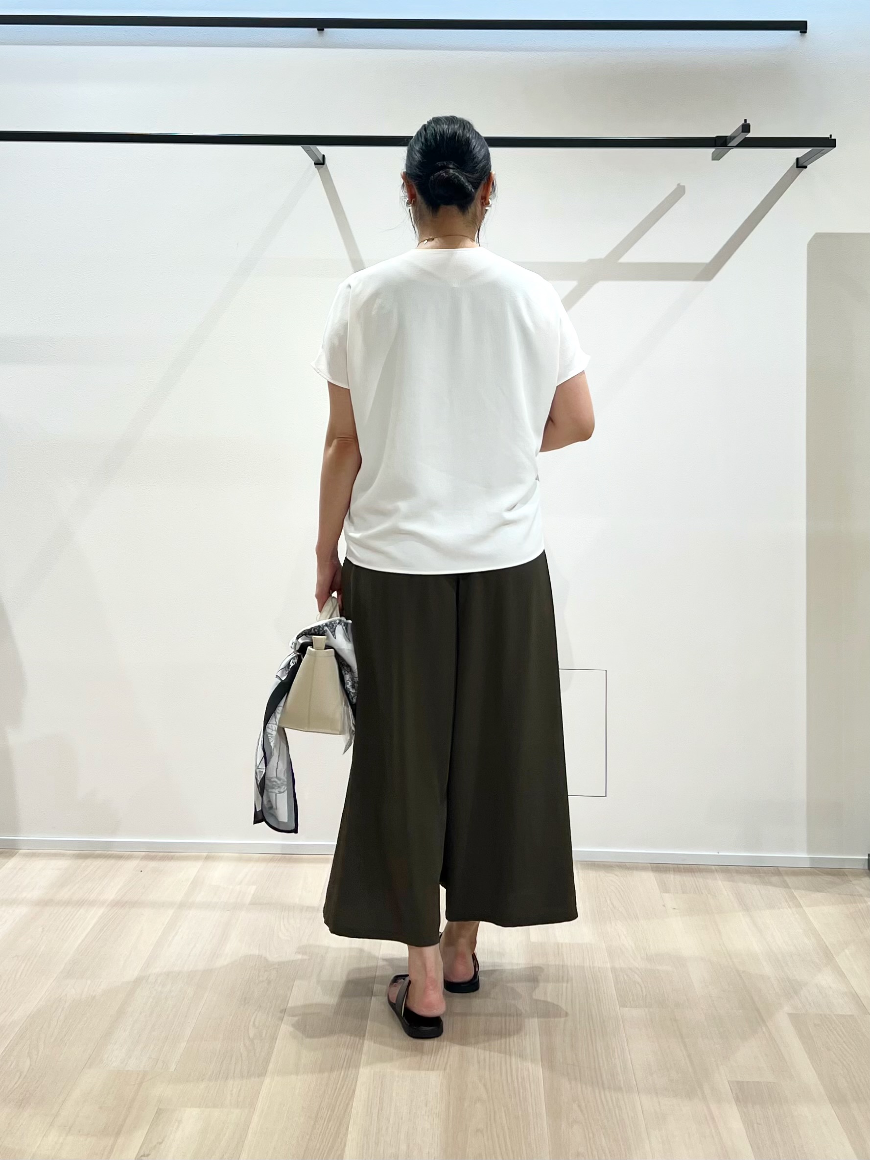 TOMOMIさんの「UNTITLED｜【UV/接触冷感/セットアップ可】リラクシーキーVネックブラウス」を使ったコーディネート