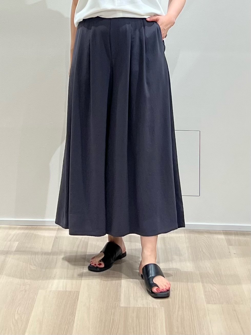 TOMOMIさんの「UNTITLED｜【UV/接触冷感/セットアップ可】リラクシーキーVネックブラウス」を使ったコーディネート