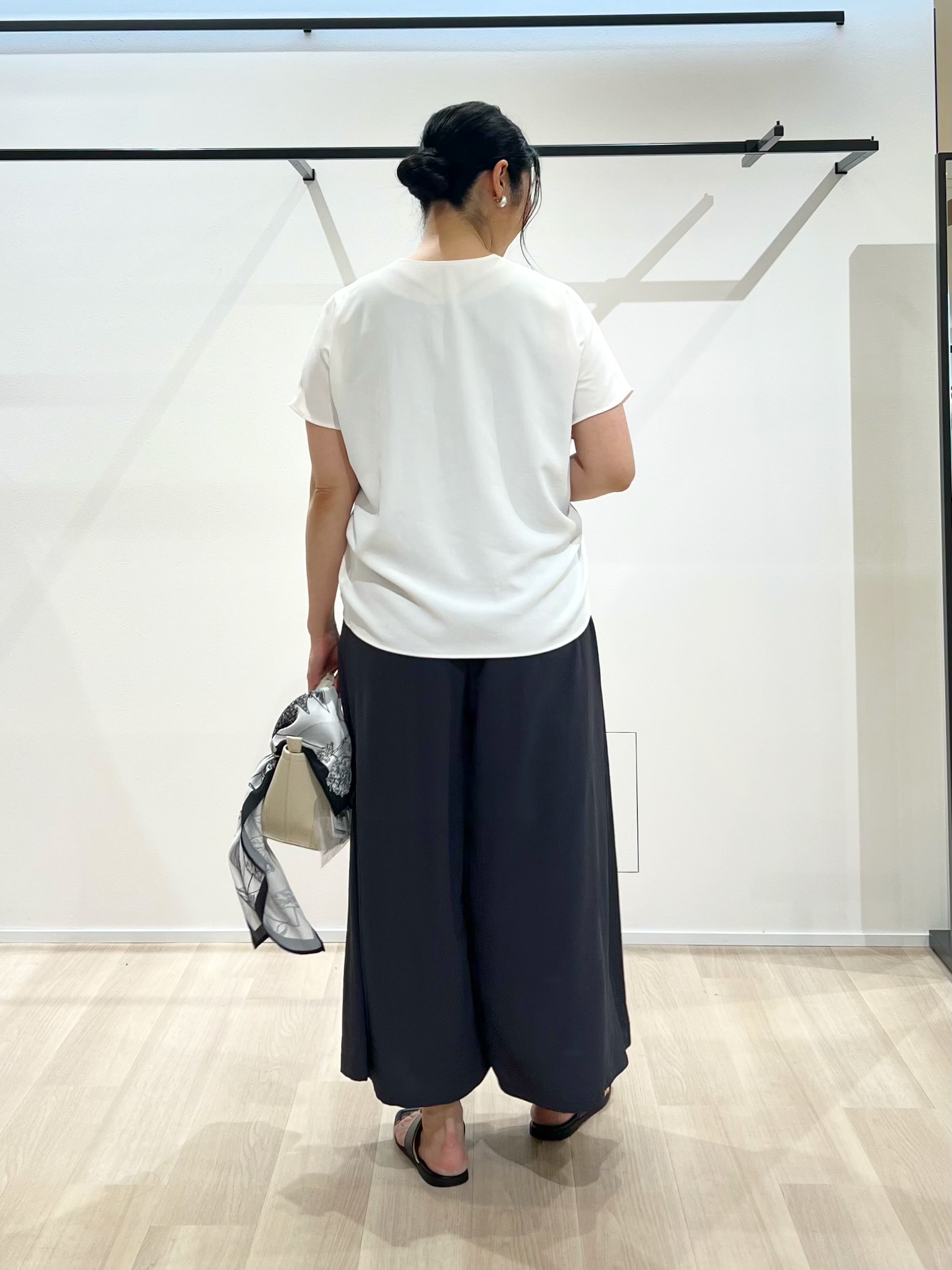 TOMOMIさんの「UNTITLED｜【UV/接触冷感/セットアップ可】リラクシーキーVネックブラウス」を使ったコーディネート