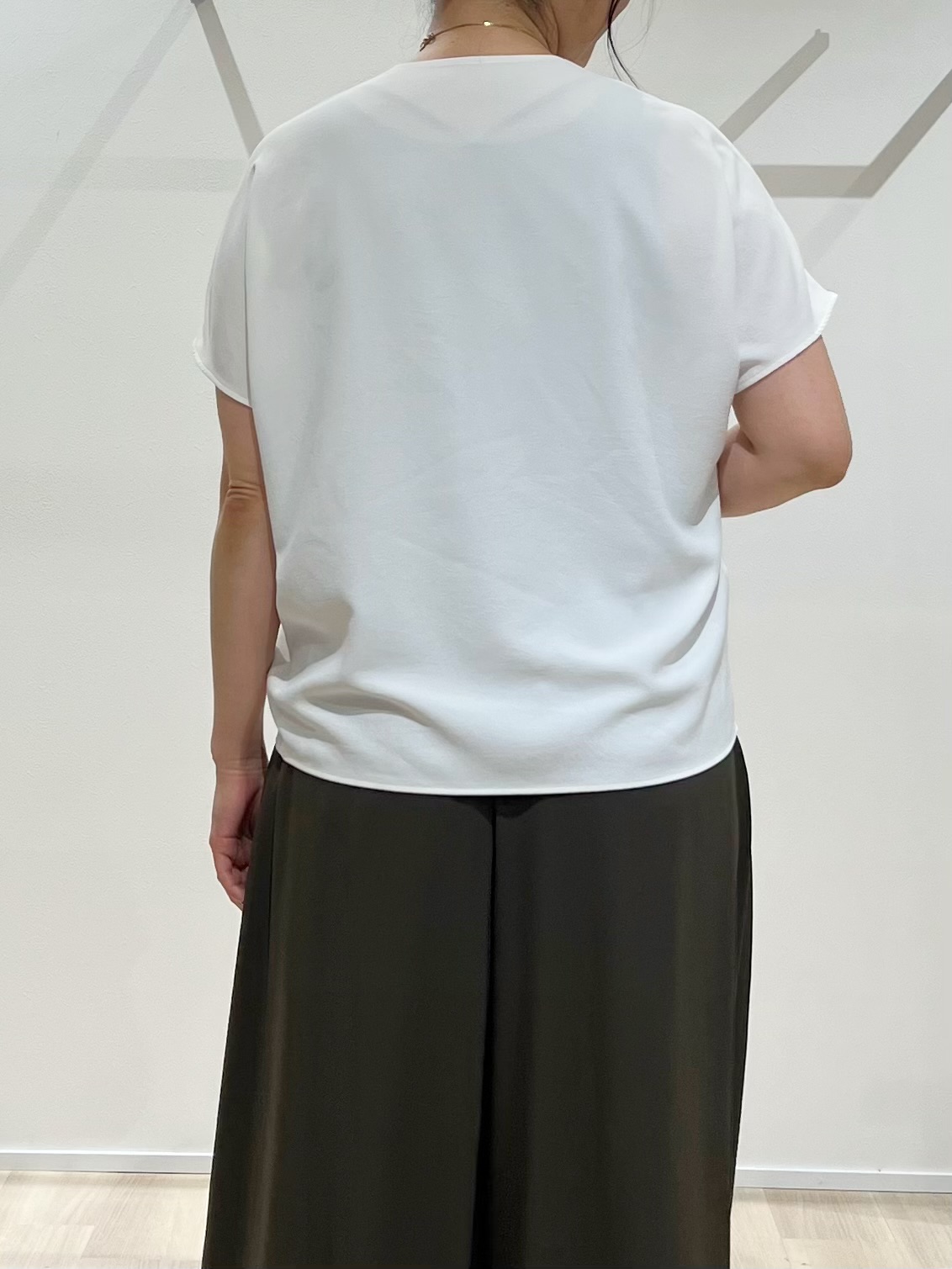 TOMOMIさんの「UNTITLED｜【UV/接触冷感/セットアップ可】リラクシーキーVネックブラウス」を使ったコーディネート