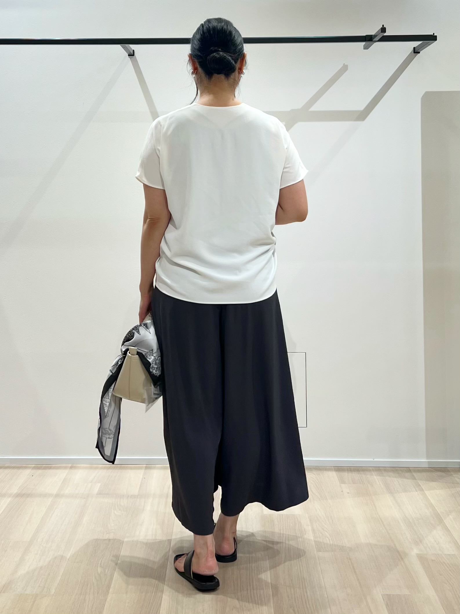 TOMOMIさんの「UNTITLED｜【UV/接触冷感/セットアップ可】リラクシーキーVネックブラウス」を使ったコーディネート