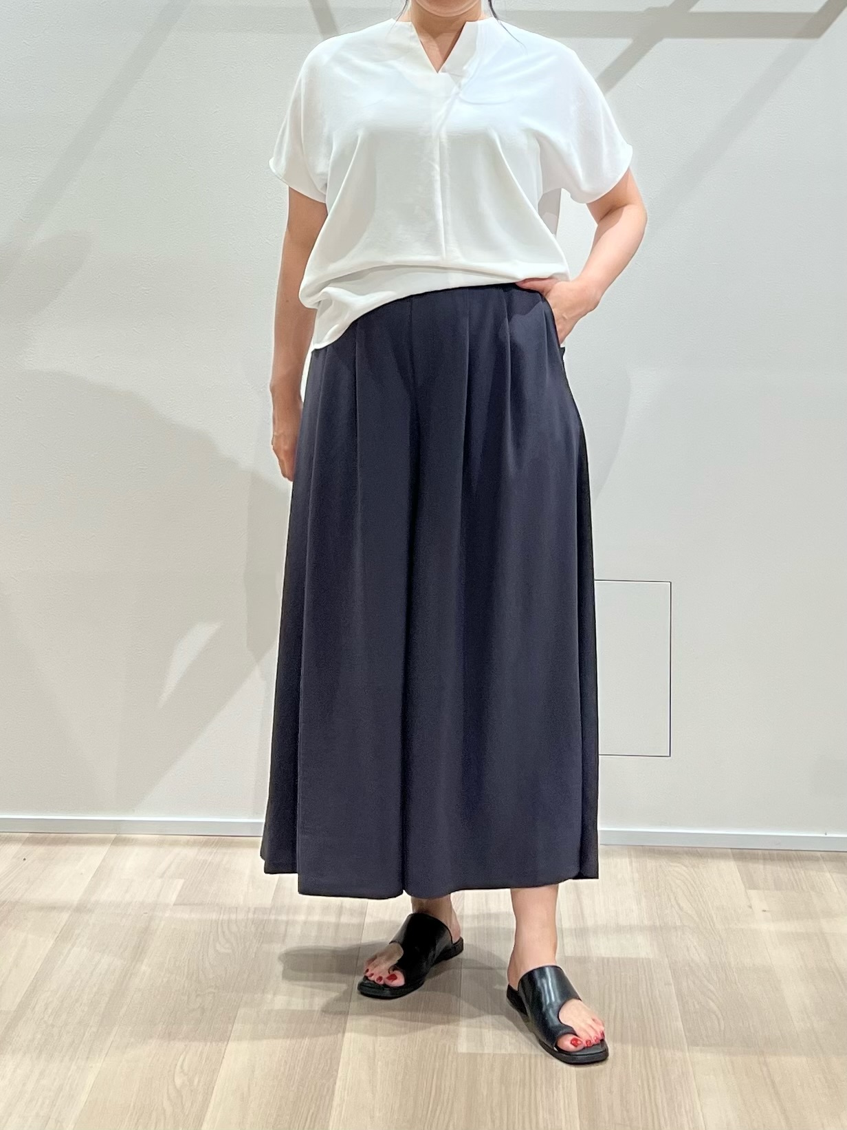 TOMOMIさんの「UNTITLED｜【UV/接触冷感/セットアップ可】リラクシーキーVネックブラウス」を使ったコーディネート