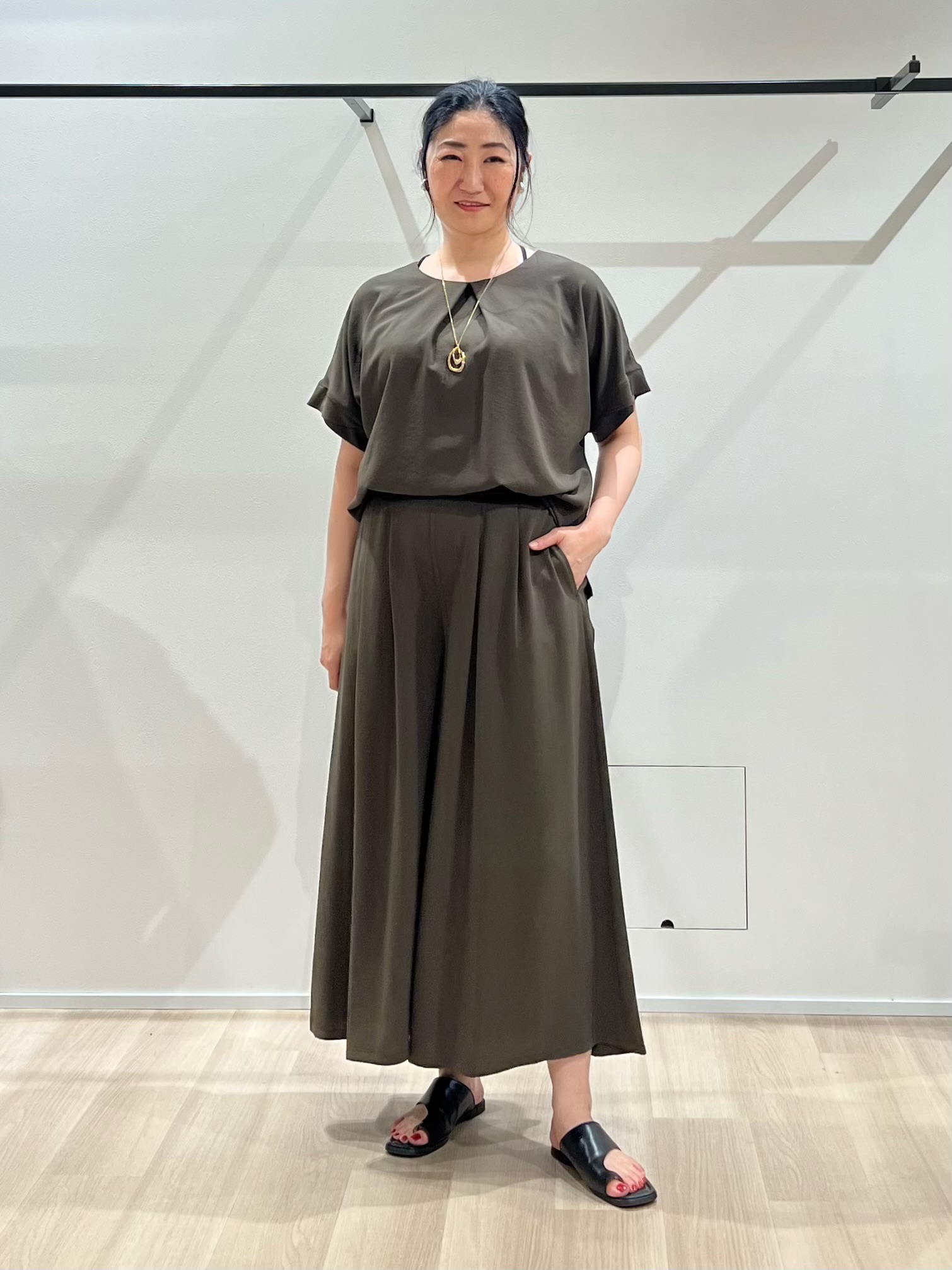 TOMOMIさんの「UNTITLED｜【UV/接触冷感/セットアップ可】リラクシーキーVネックブラウス」を使ったコーディネート