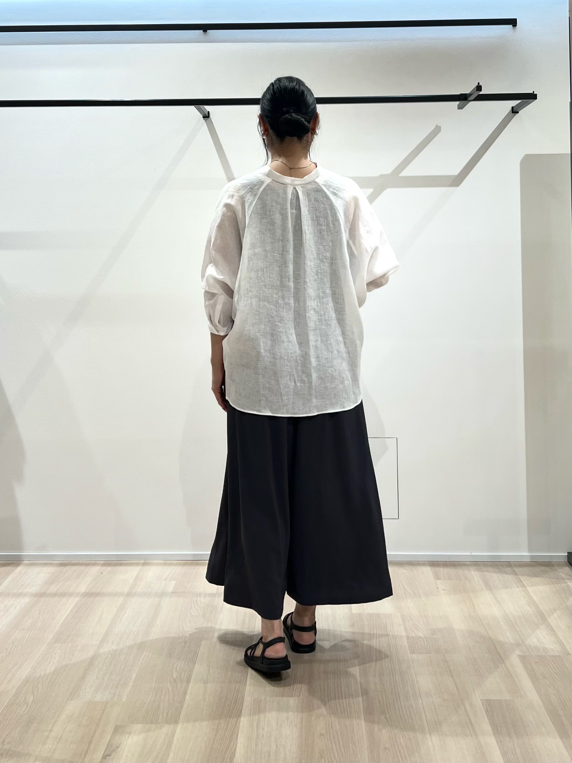 TOMOMIさんの「UNTITLED｜【麻100】リネンドルマンシャツ」を使ったコーディネート