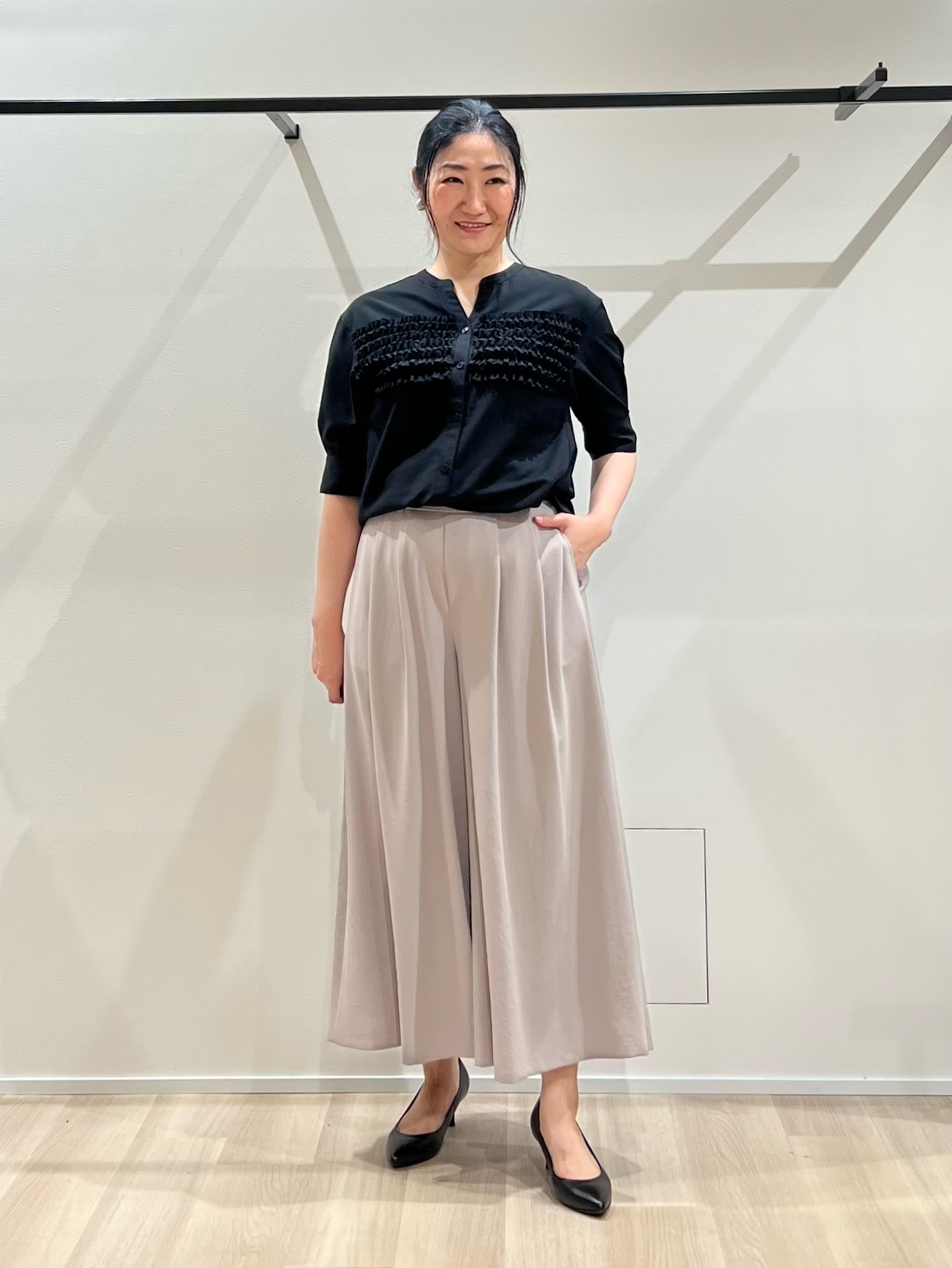 TOMOMIさんの「UNTITLED｜【接触冷感/通気性/洗える】フロントフリルブラウス」を使ったコーディネート