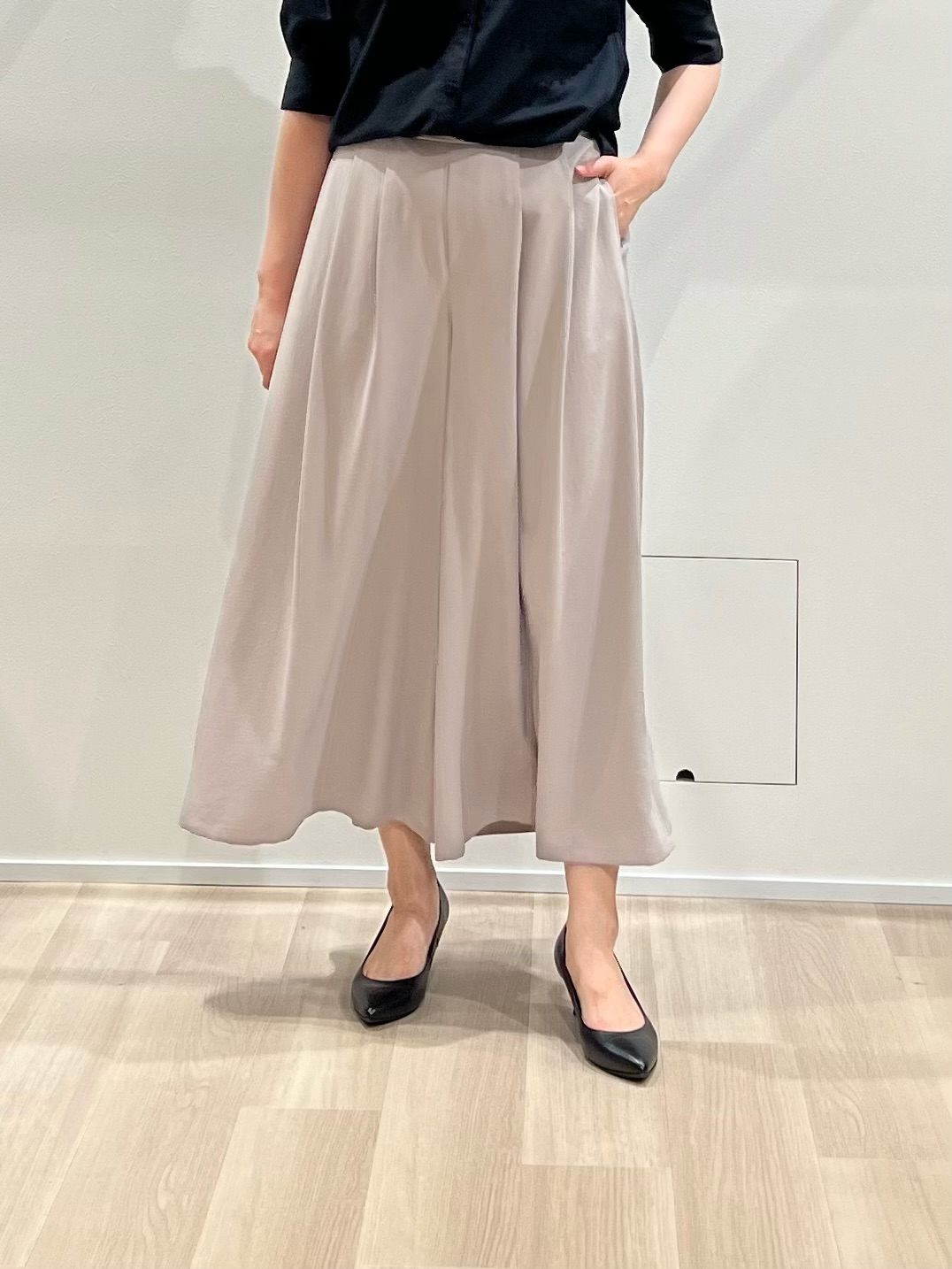 TOMOMIさんの「UNTITLED｜【接触冷感/通気性/洗える】フロントフリルブラウス」を使ったコーディネート