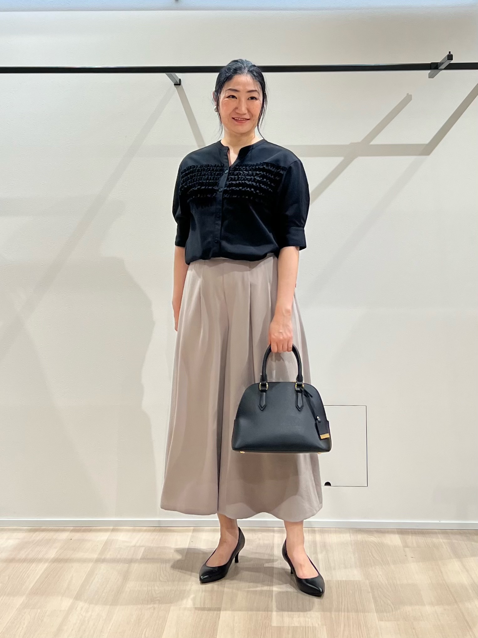 TOMOMIさんの「UNTITLED｜【接触冷感/通気性/洗える】フロントフリルブラウス」を使ったコーディネート