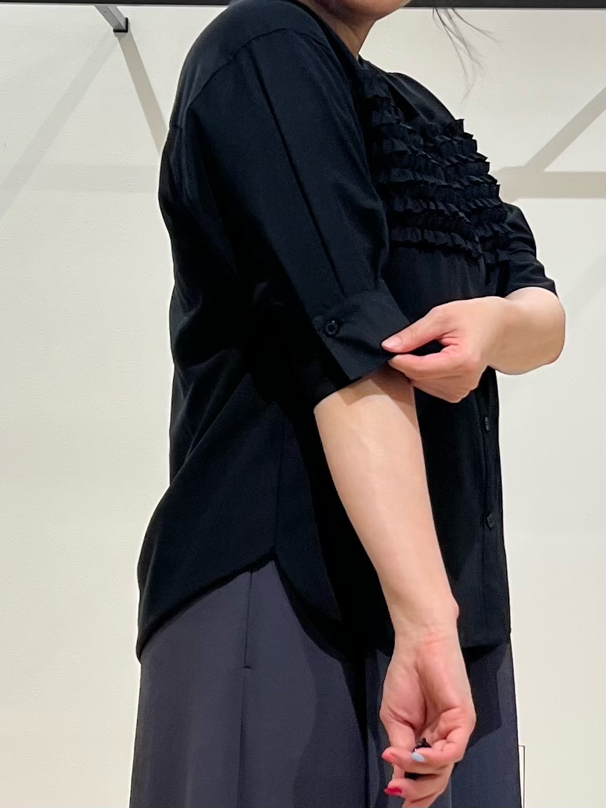 TOMOMIさんの「UNTITLED｜【接触冷感/通気性/洗える】フロントフリルブラウス」を使ったコーディネート