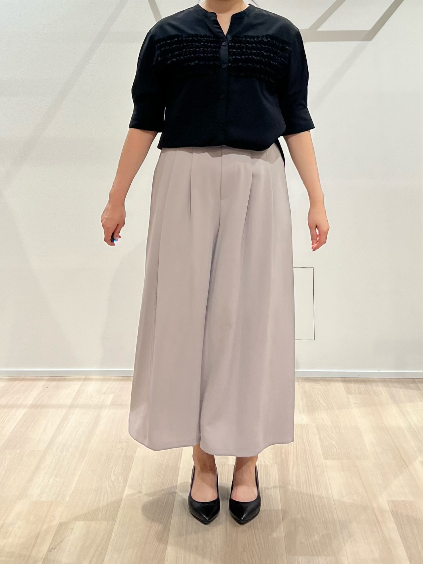 TOMOMIさんの「UNTITLED｜【接触冷感/通気性/洗える】フロントフリルブラウス」を使ったコーディネート