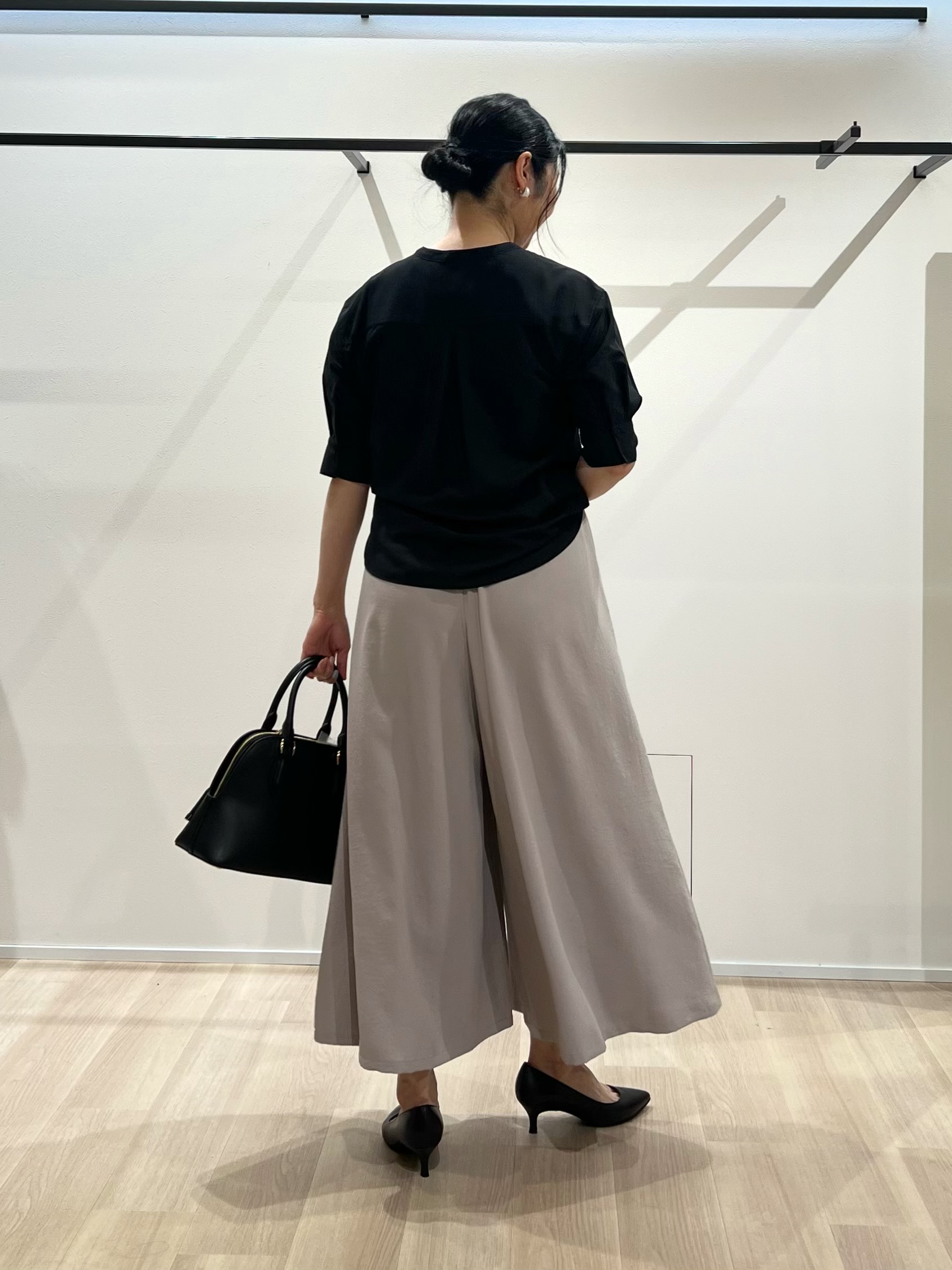 TOMOMIさんの「UNTITLED｜【接触冷感/通気性/洗える】フロントフリルブラウス」を使ったコーディネート