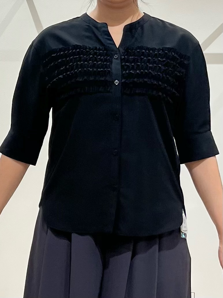 TOMOMIさんの「UNTITLED｜【接触冷感/通気性/洗える】フロントフリルブラウス」を使ったコーディネート