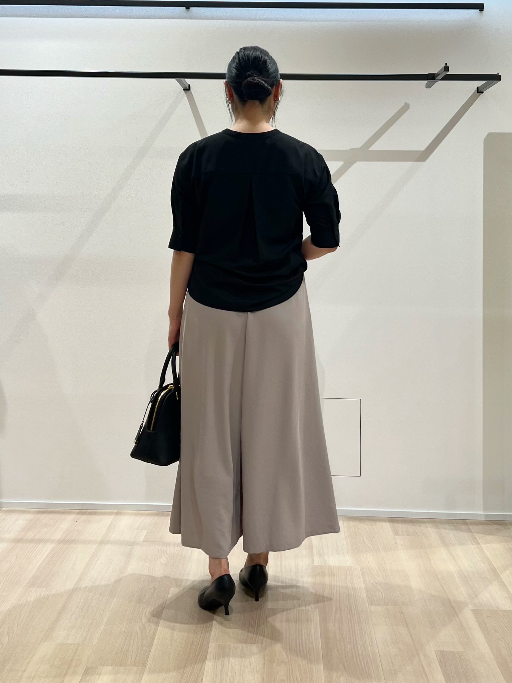 TOMOMIさんの「UNTITLED｜【接触冷感/通気性/洗える】フロントフリルブラウス」を使ったコーディネート