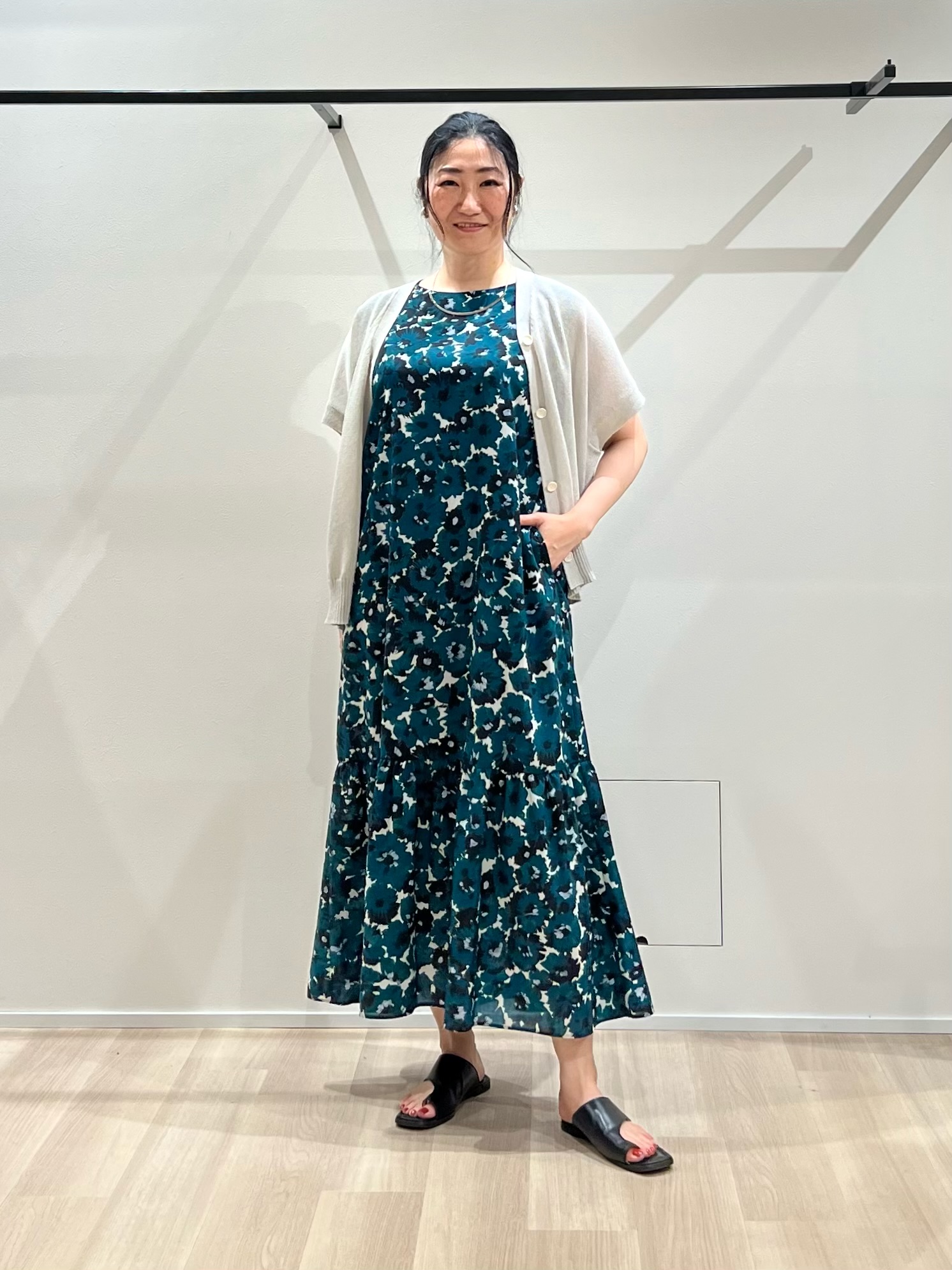 TOMOMIさんの「UNTITLED｜【洗える/清涼感】ドライタッチスリーブレスカーディガン」を使ったコーディネート