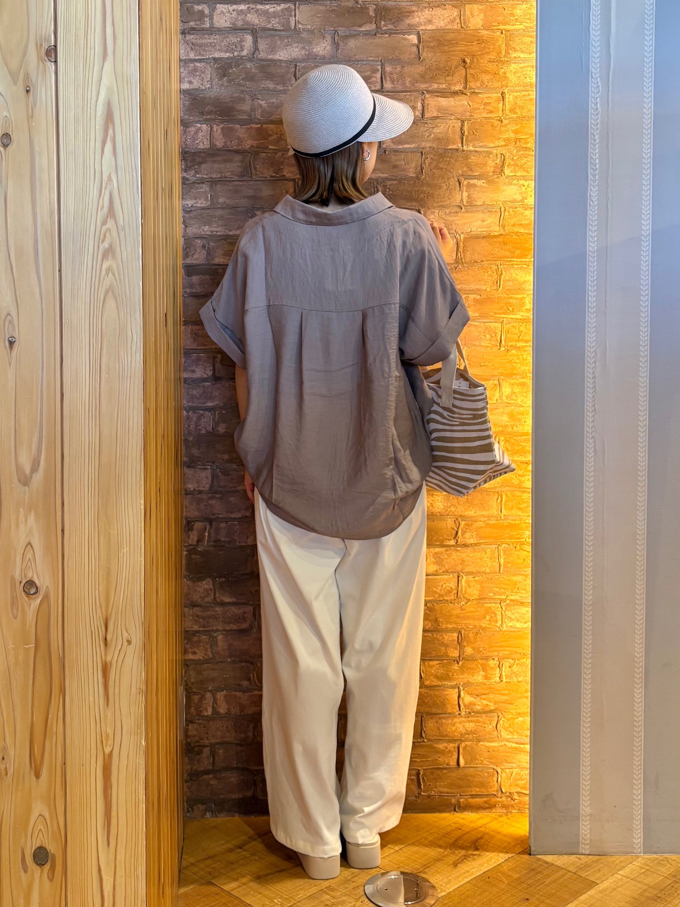 mieさんの「SHOO･LA･RUE｜【S-LL/洗濯機可】インせず着られる 裾タック スキッパーシャツ」を使ったコーディネート