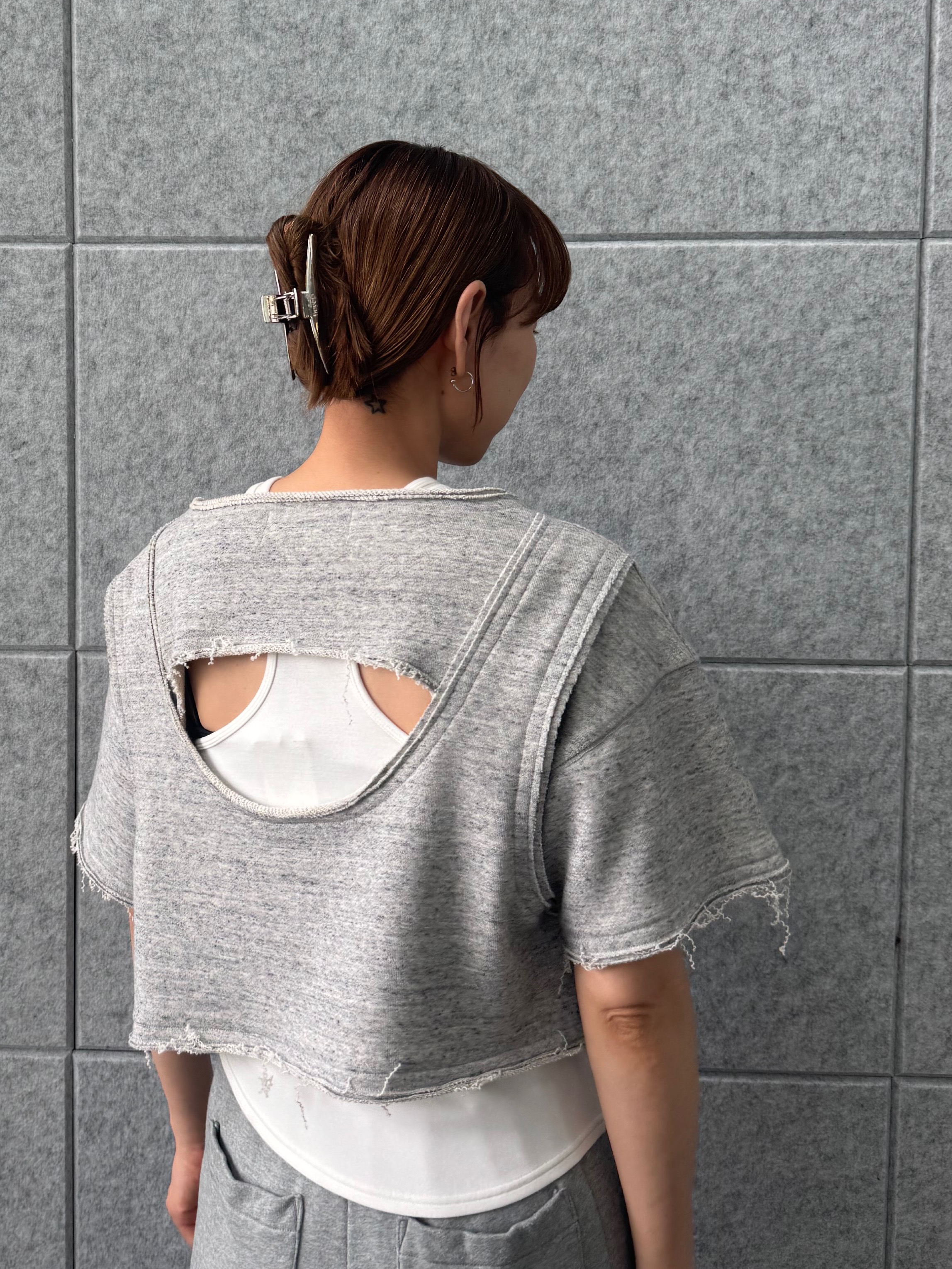 designer yukaさんの「CODE A｜back open half－sleeve sweat」を使ったコーディネート