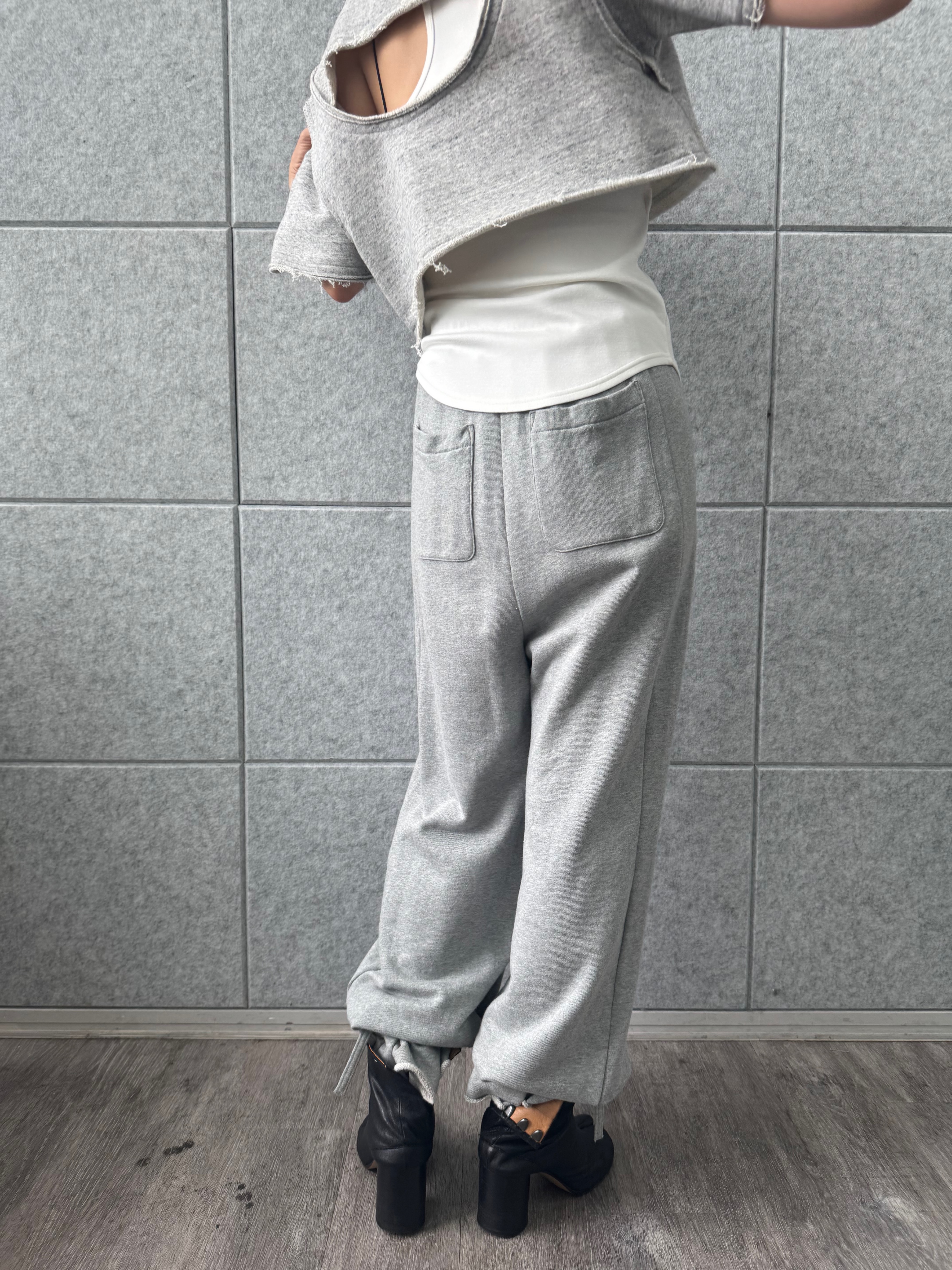 designer yukaさんの「CODE A｜back open half－sleeve sweat」を使ったコーディネート