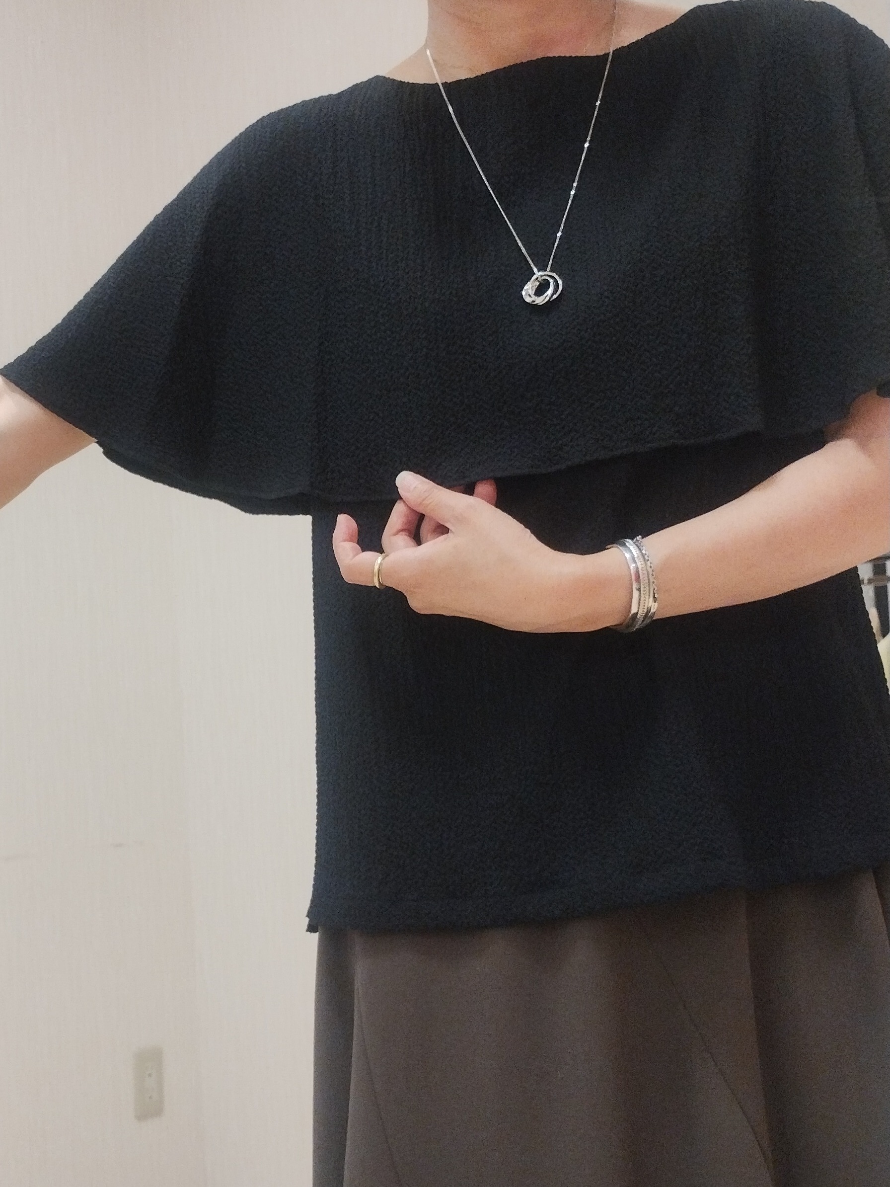 u&minus;macoさんの「UNTITLED｜【洗える/ストレッチ性/フェミニン】ケープデザインブラウス」を使ったコーディネート
