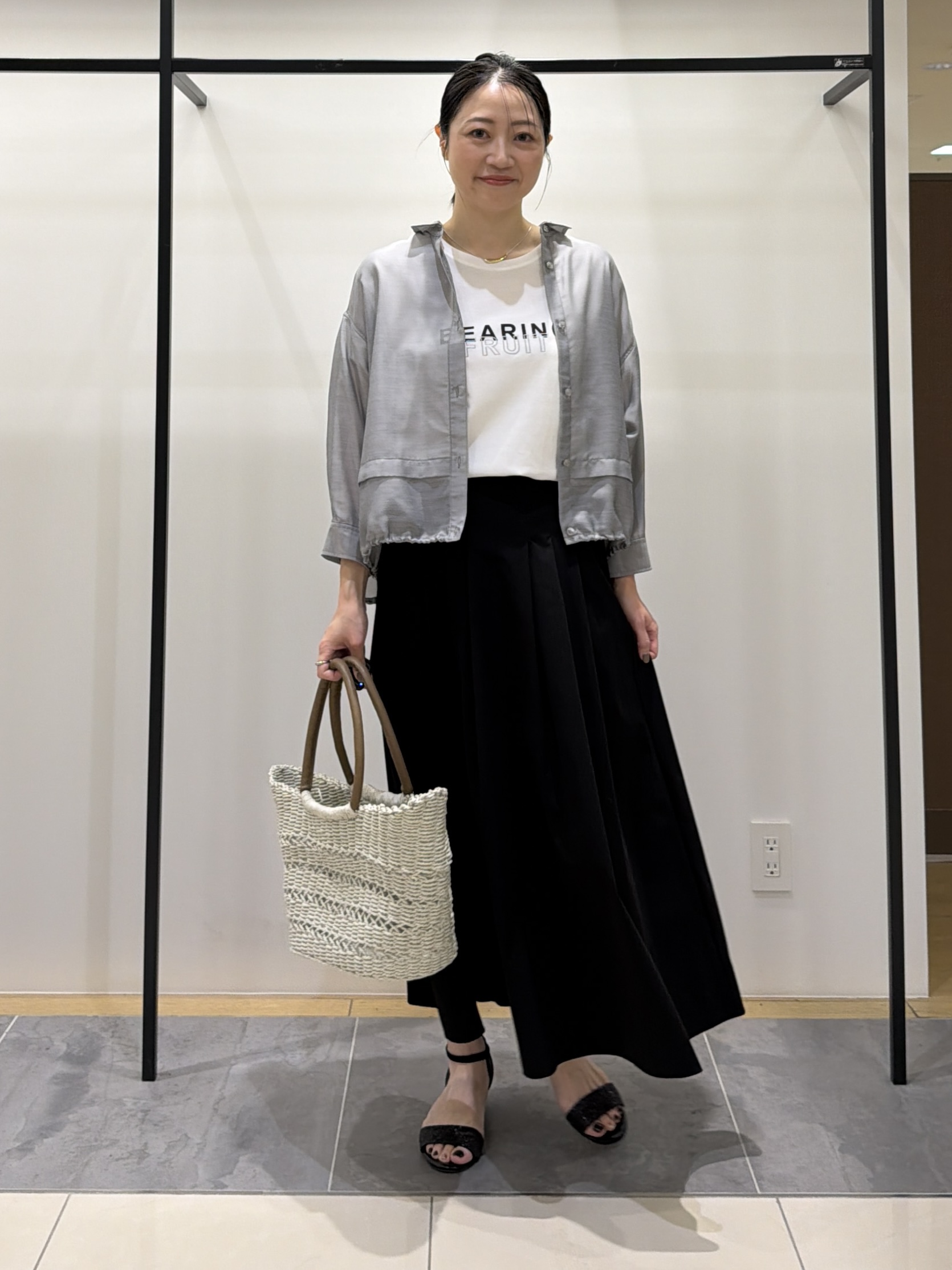 shihoさんの「INDIVI｜【接触冷感／洗える／2WAY】ドロスト付 シアーシャンブレーシャツ」を使ったコーディネート