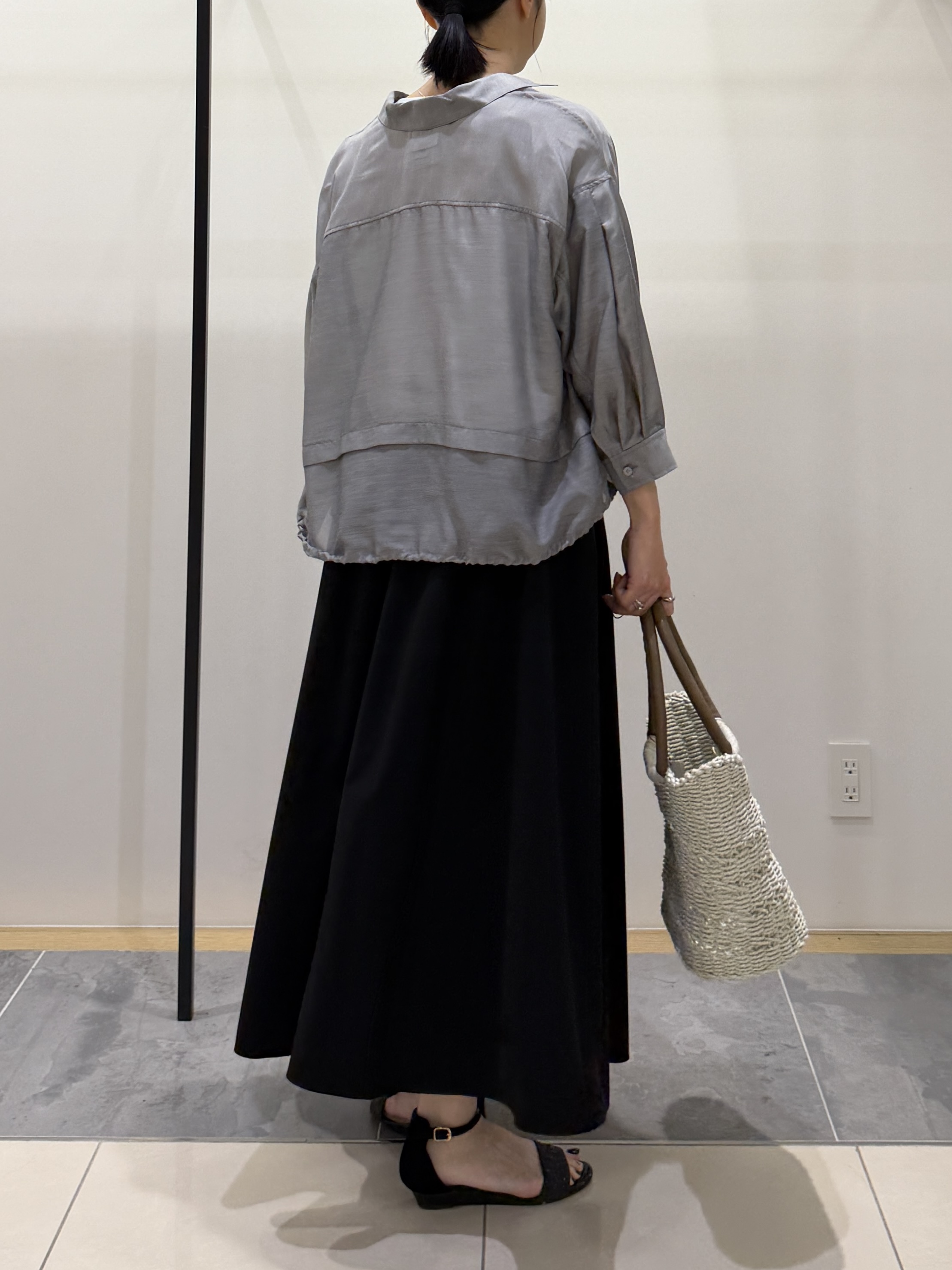 shihoさんの「INDIVI｜【接触冷感／洗える／2WAY】ドロスト付 シアーシャンブレーシャツ」を使ったコーディネート