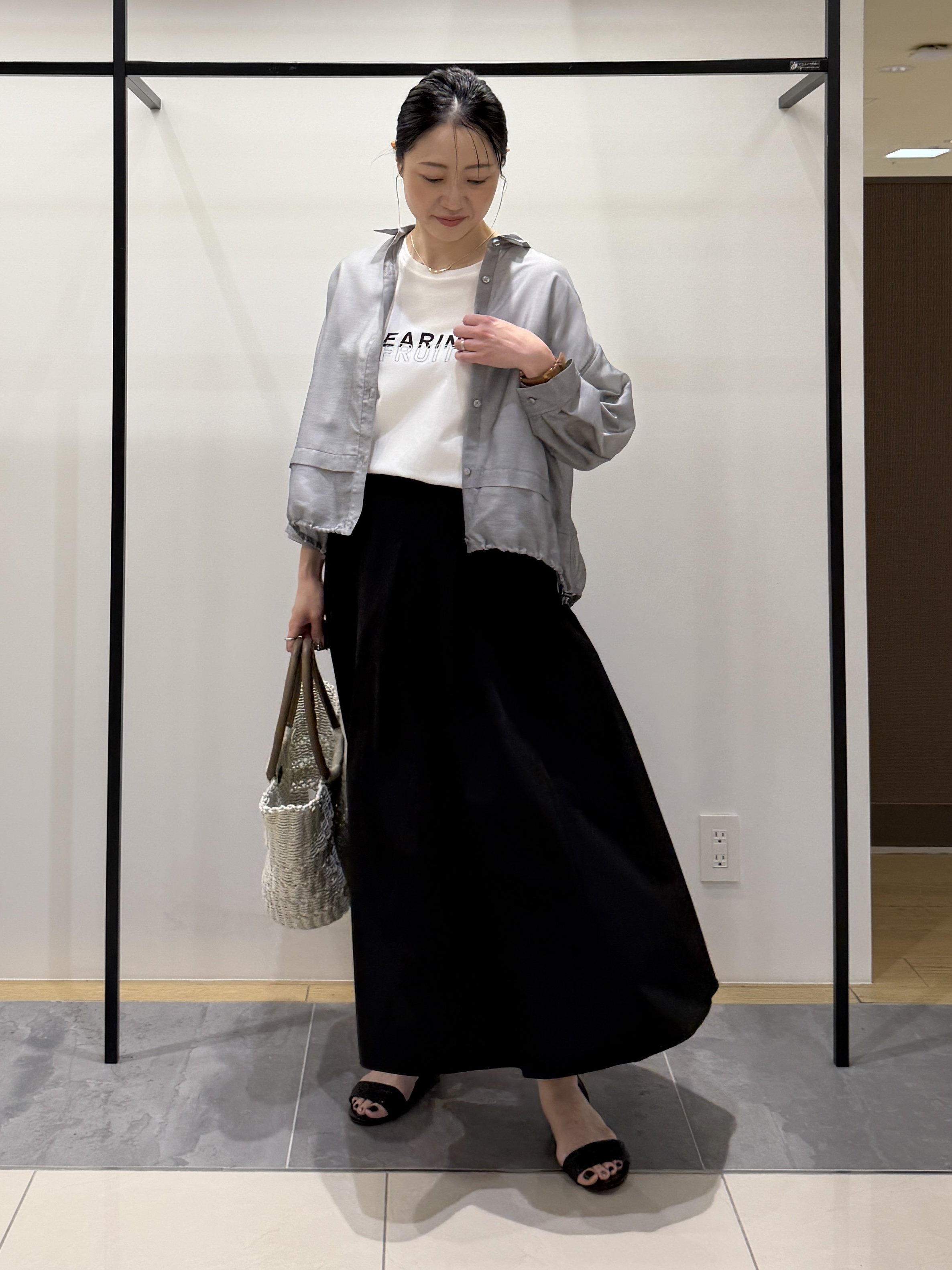 shihoさんの「INDIVI｜【接触冷感／洗える／2WAY】ドロスト付 シアーシャンブレーシャツ」を使ったコーディネート