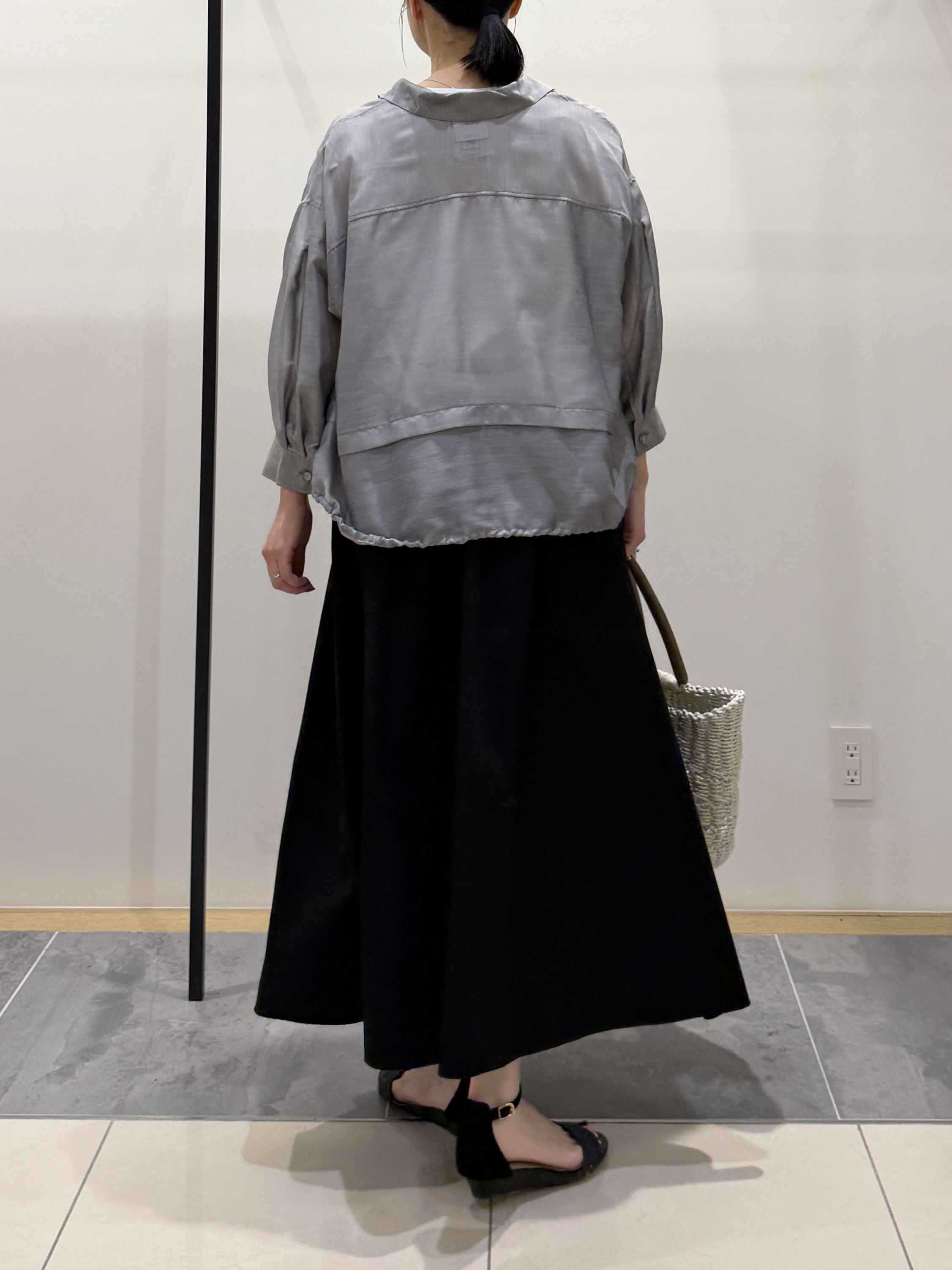 shihoさんの「INDIVI｜【接触冷感／洗える／2WAY】ドロスト付 シアーシャンブレーシャツ」を使ったコーディネート