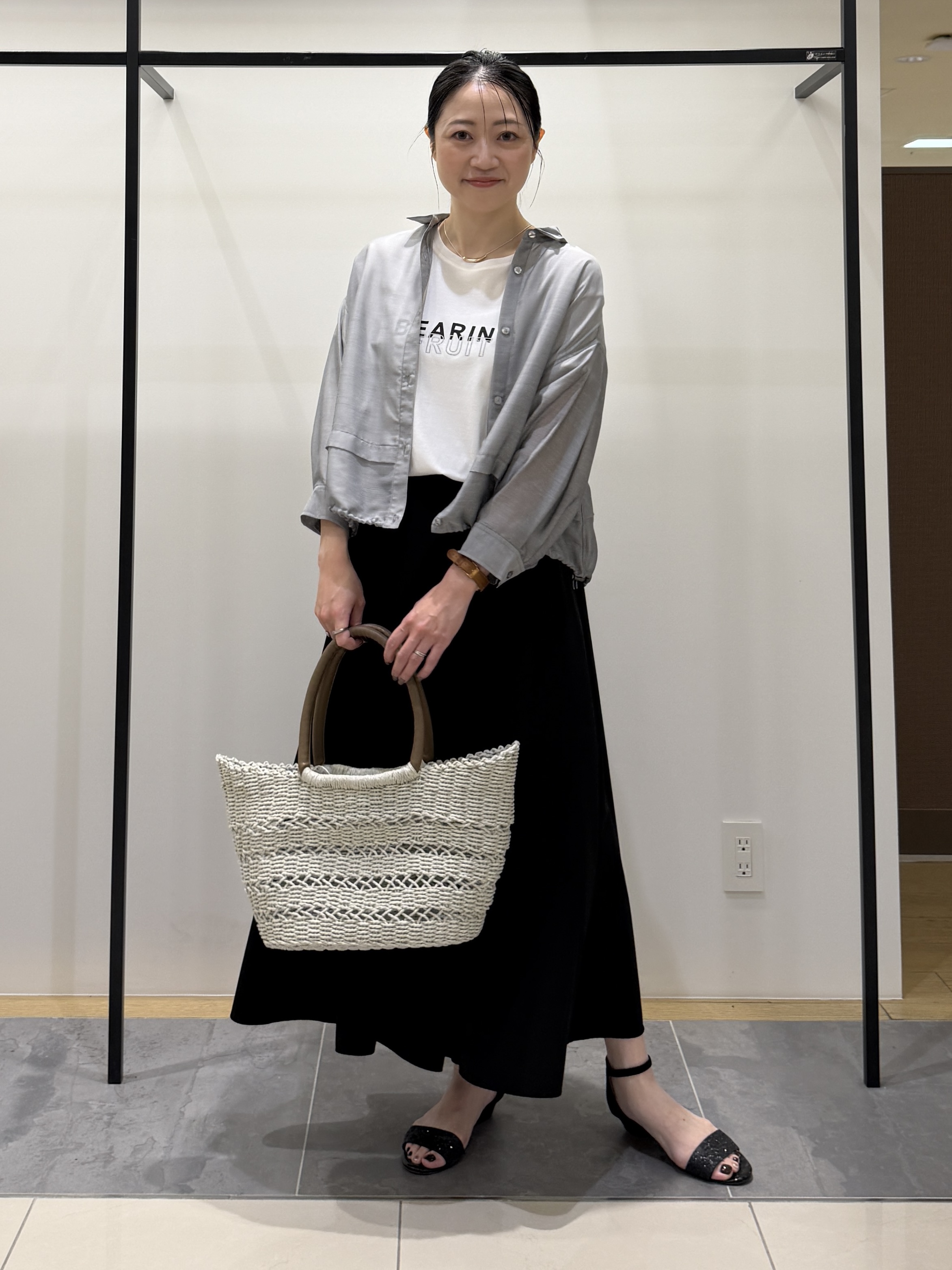 shihoさんの「INDIVI｜【接触冷感／洗える／2WAY】ドロスト付 シアーシャンブレーシャツ」を使ったコーディネート