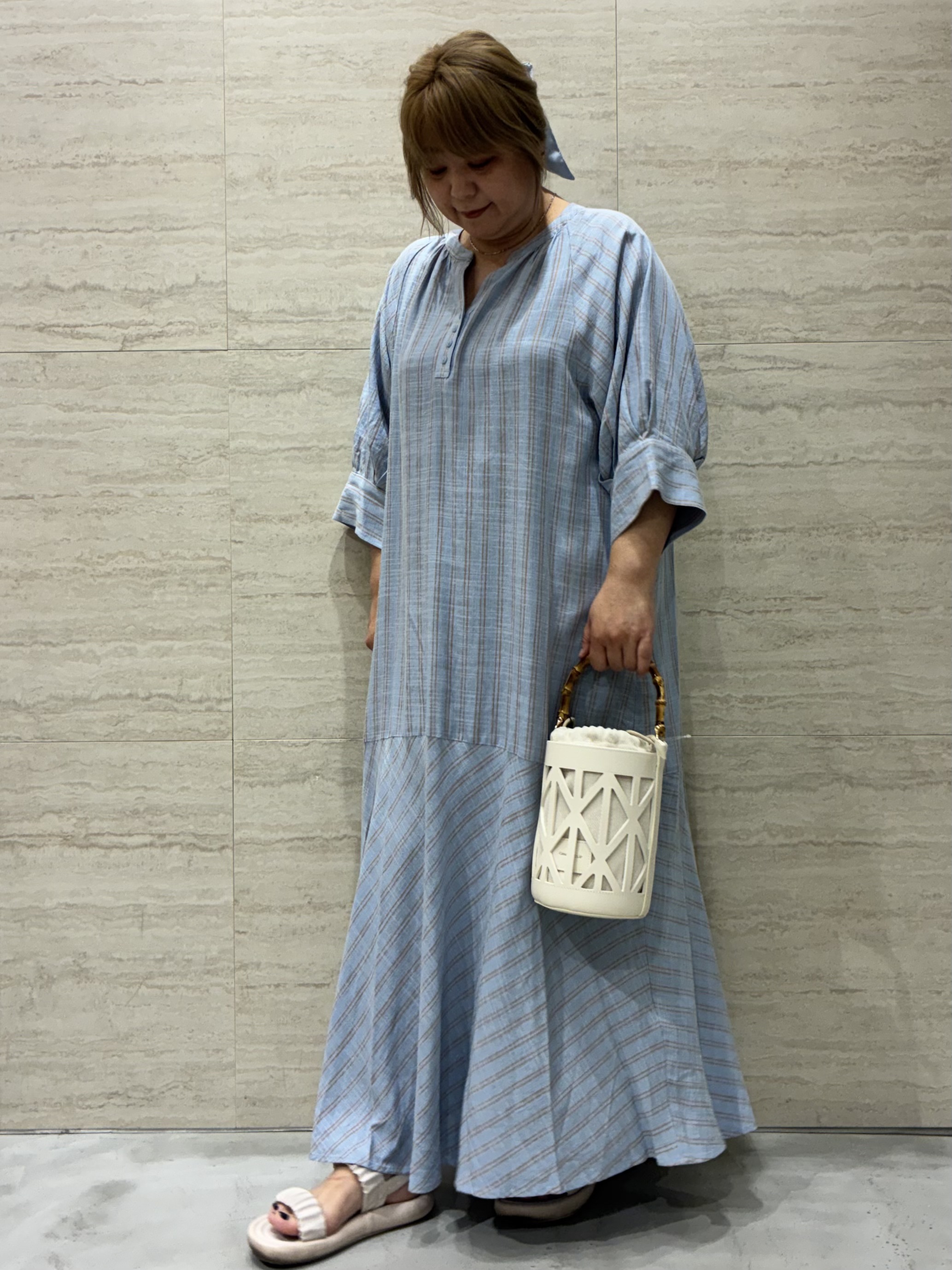 emiさんの「OPAQUE.CLIP｜キーネックロングワンピース【洗える】」を使ったコーディネート