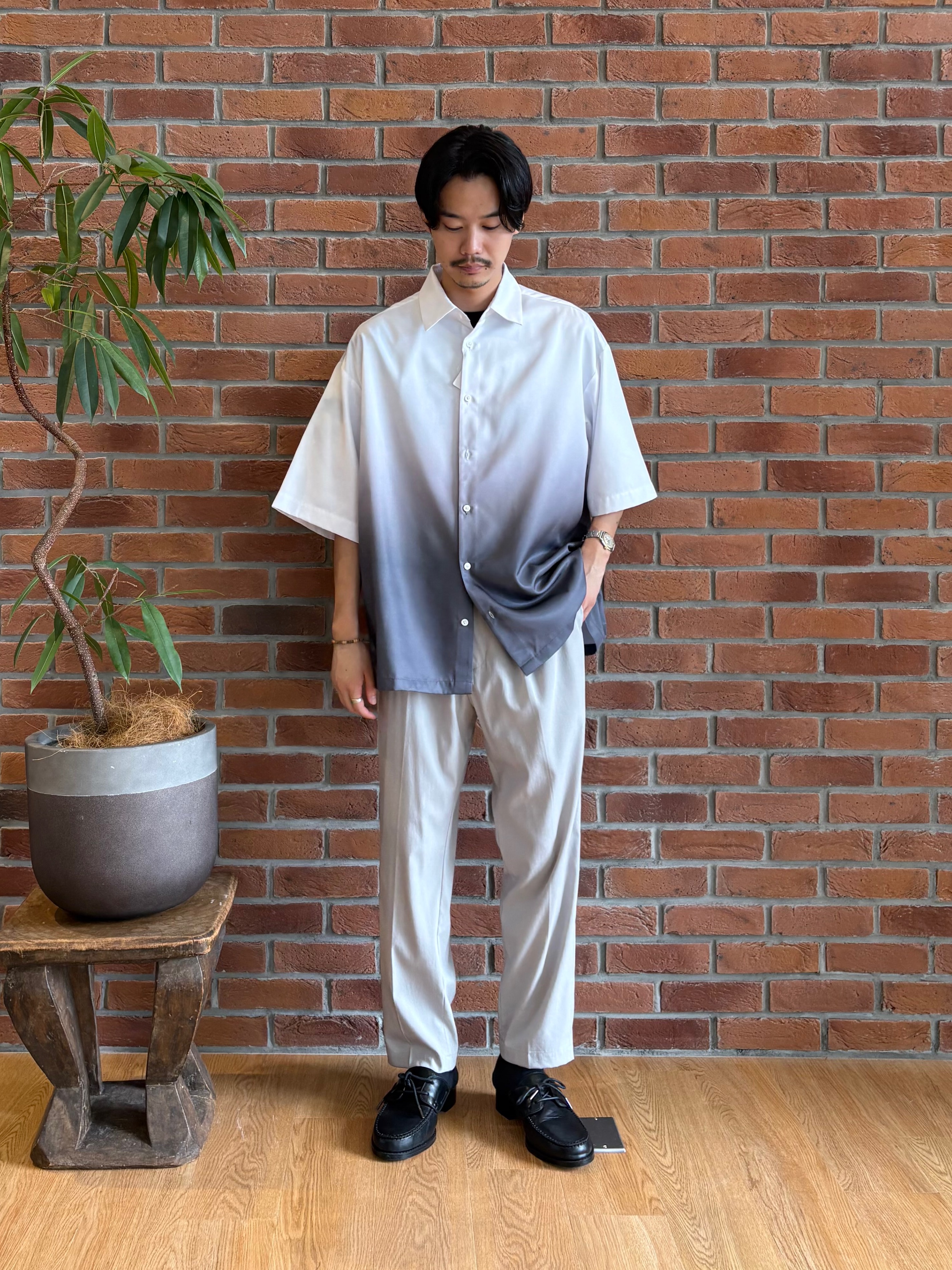 北浦歩大さんの「tk.TAKEO KIKUCHI｜【26SSイチオシ！】オーバーとろみグラデーションプリントシャツ/レギュラーカラー/さらっとタッチ」を使ったコーディネート