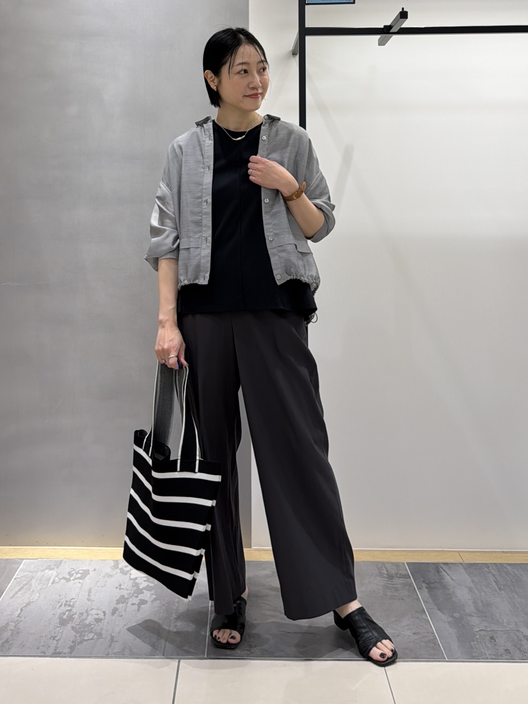 shihoさんの「INDIVI｜【接触冷感／洗える／2WAY】ドロスト付 シアーシャンブレーシャツ」を使ったコーディネート