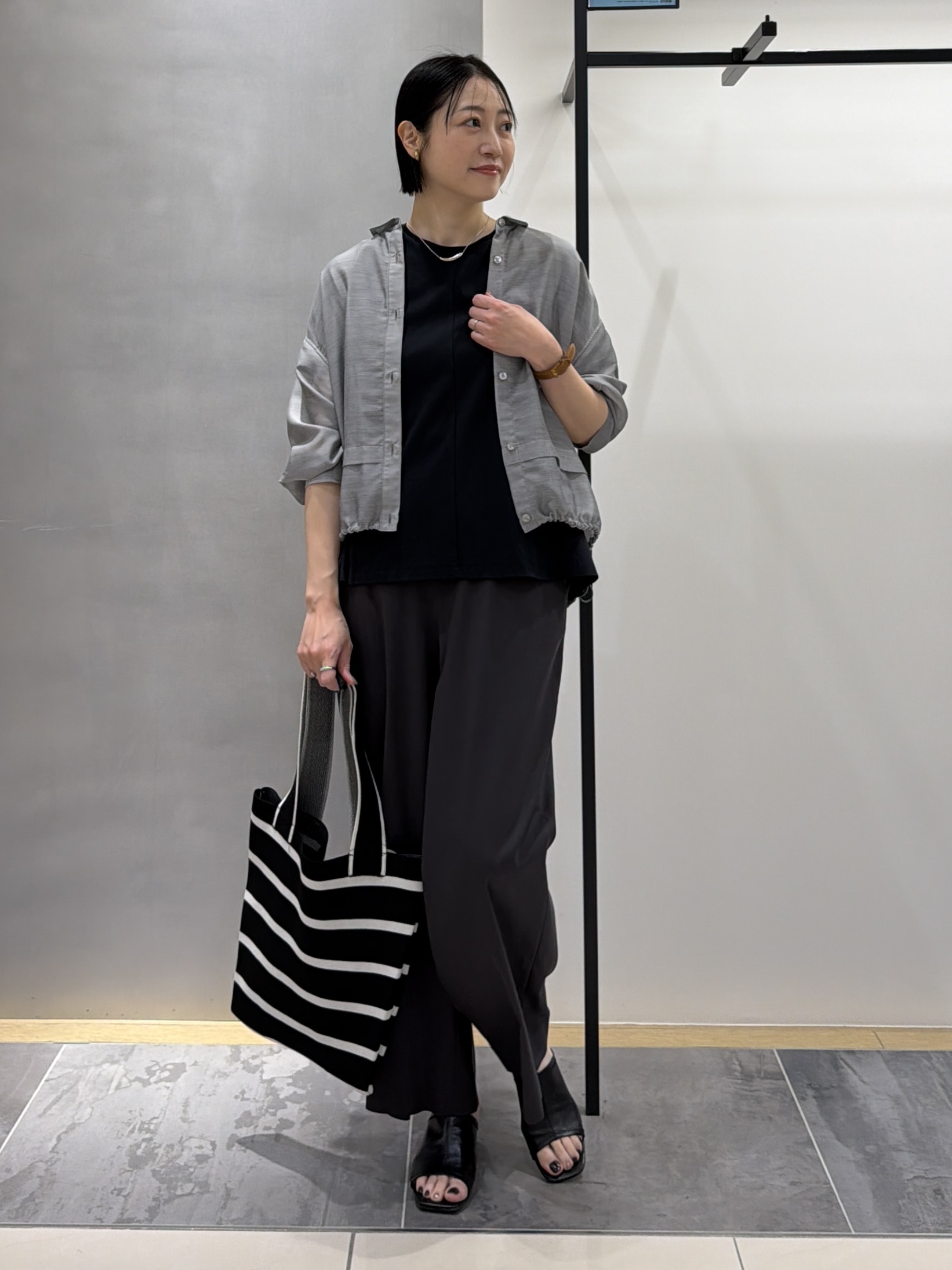 shihoさんの「INDIVI｜【接触冷感／洗える／2WAY】ドロスト付 シアーシャンブレーシャツ」を使ったコーディネート