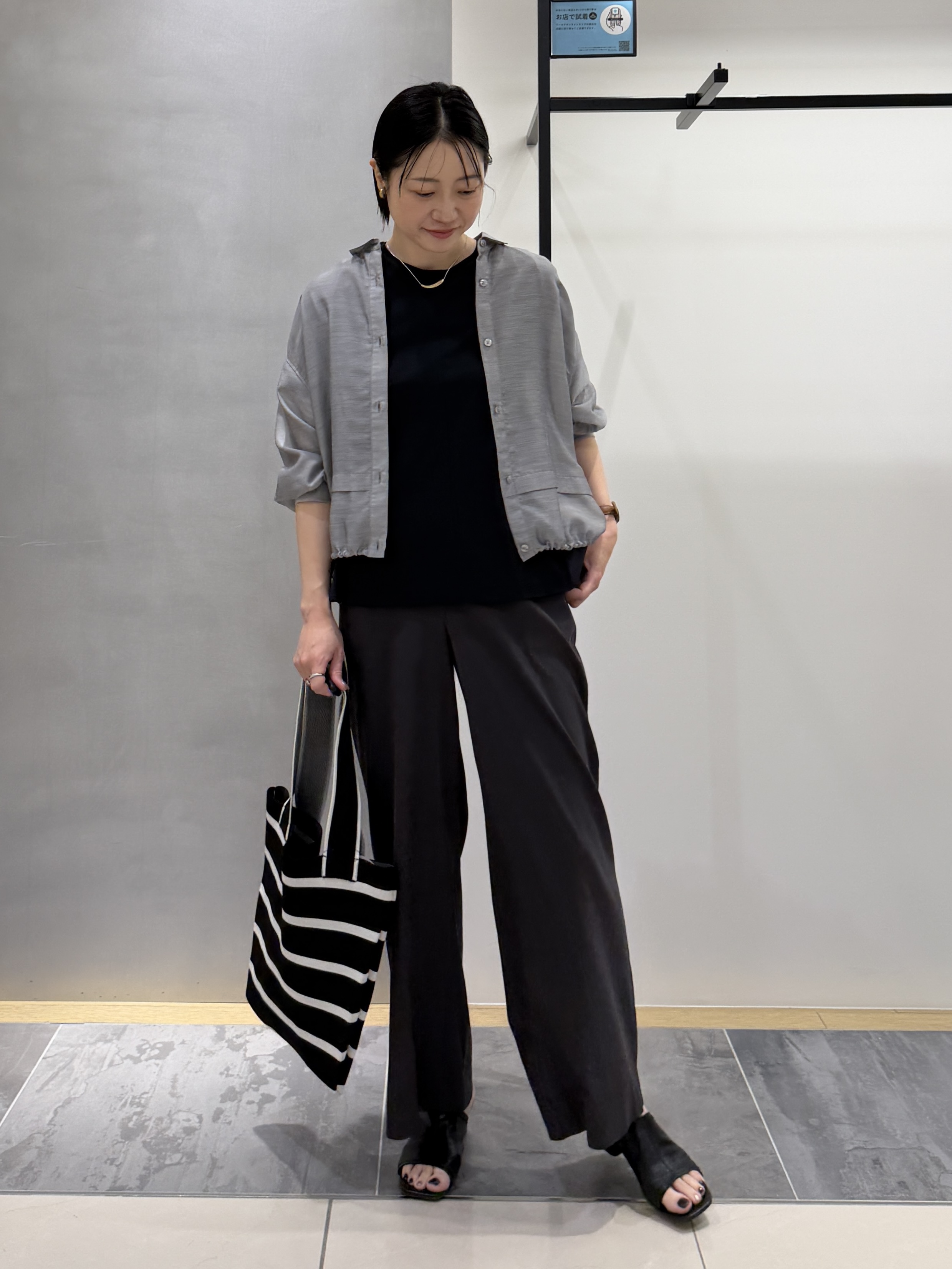 shihoさんの「INDIVI｜【接触冷感／洗える／2WAY】ドロスト付 シアーシャンブレーシャツ」を使ったコーディネート