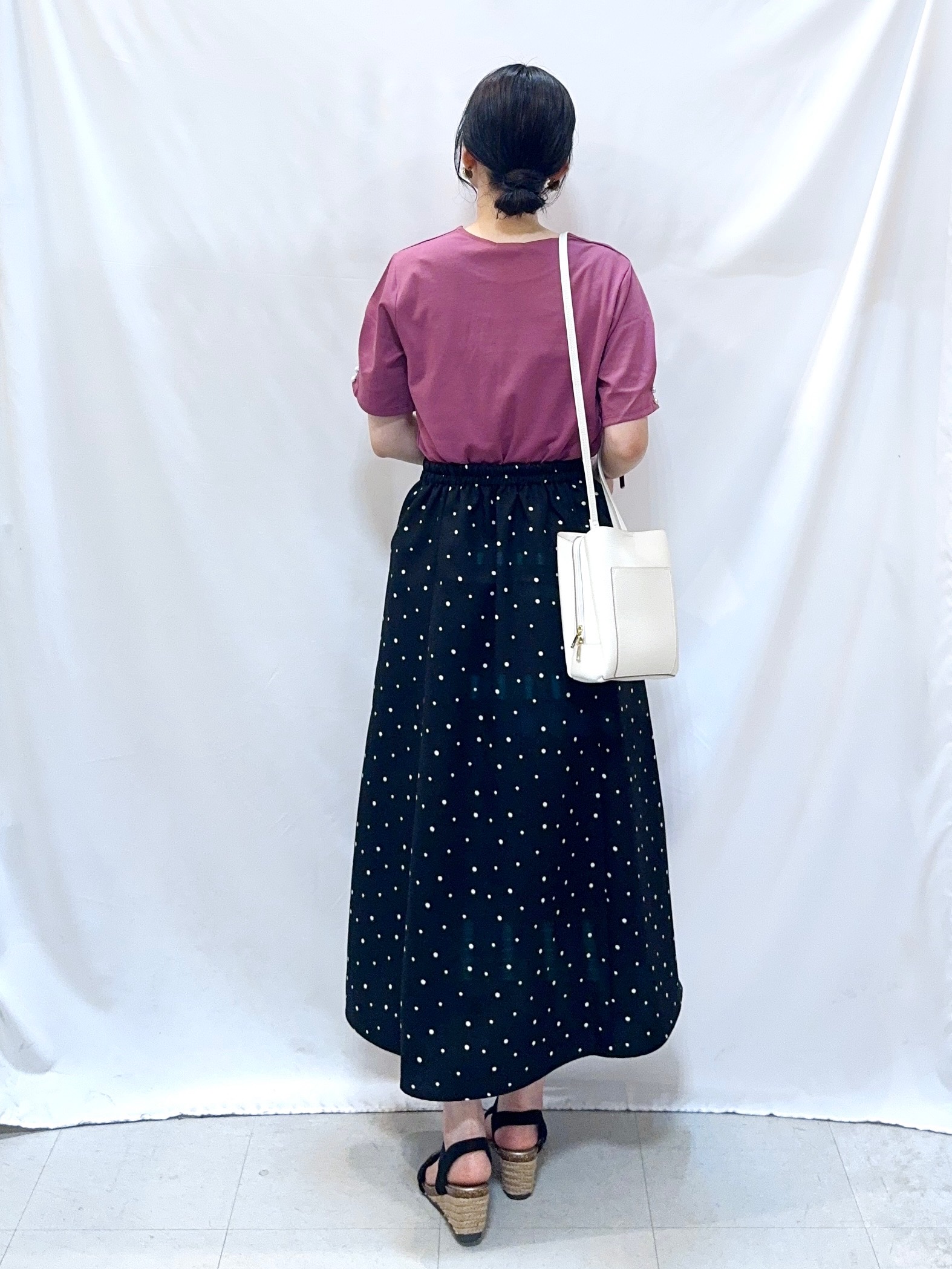 𝐇𝐢𝐫𝐨𝐦𝐢さんの「SHOO･LA･RUE｜【2点セット/洗濯機可/S-LL】ネックレス付き お袖パールブラウス」を使ったコーディネート
