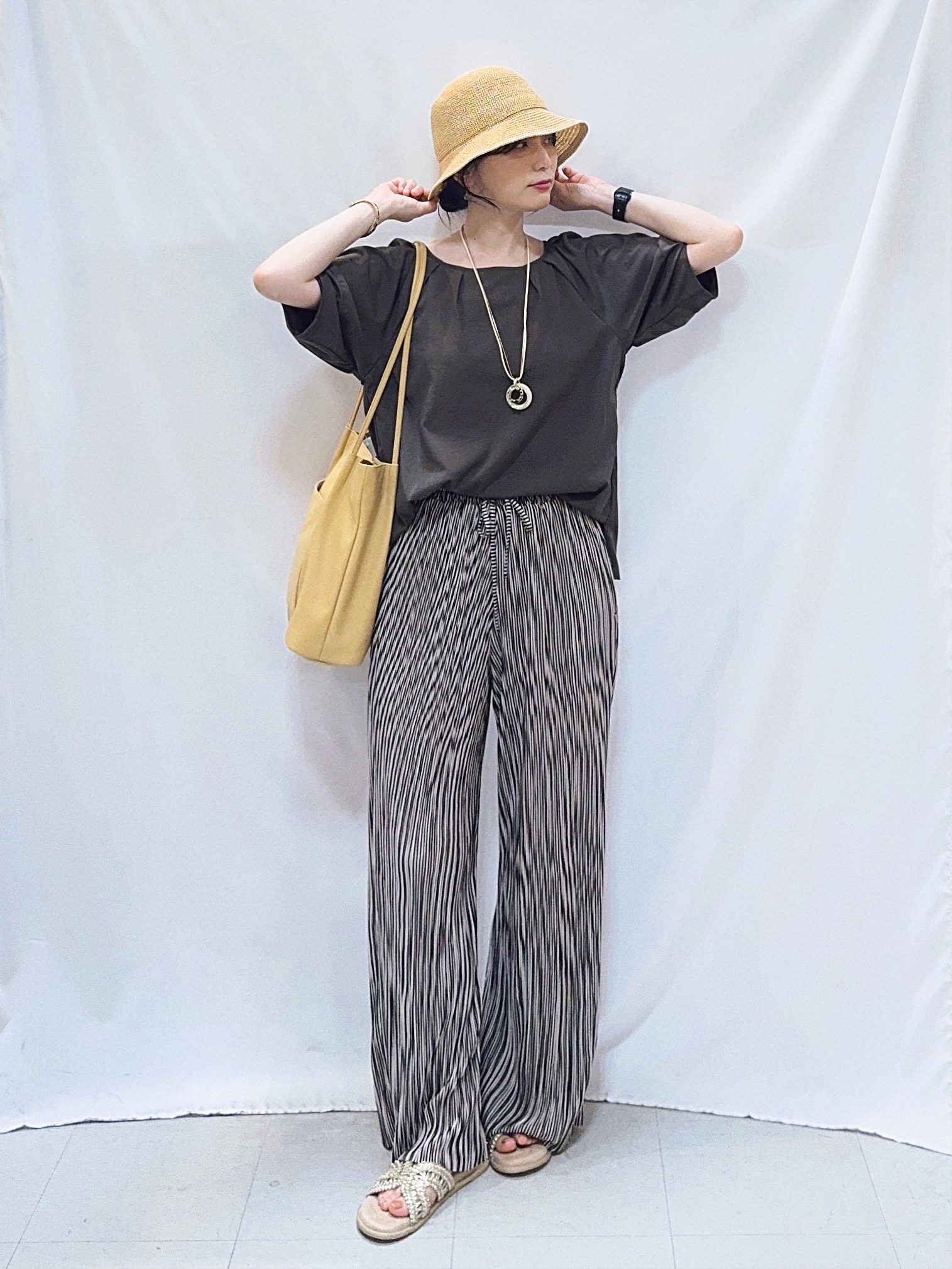𝐇𝐢𝐫𝐨𝐦𝐢さんの「SHOO･LA･RUE｜【S-LL/洗濯機可/セットアップ可】軽凛(かろりん) タックブラウス」を使ったコーディネート