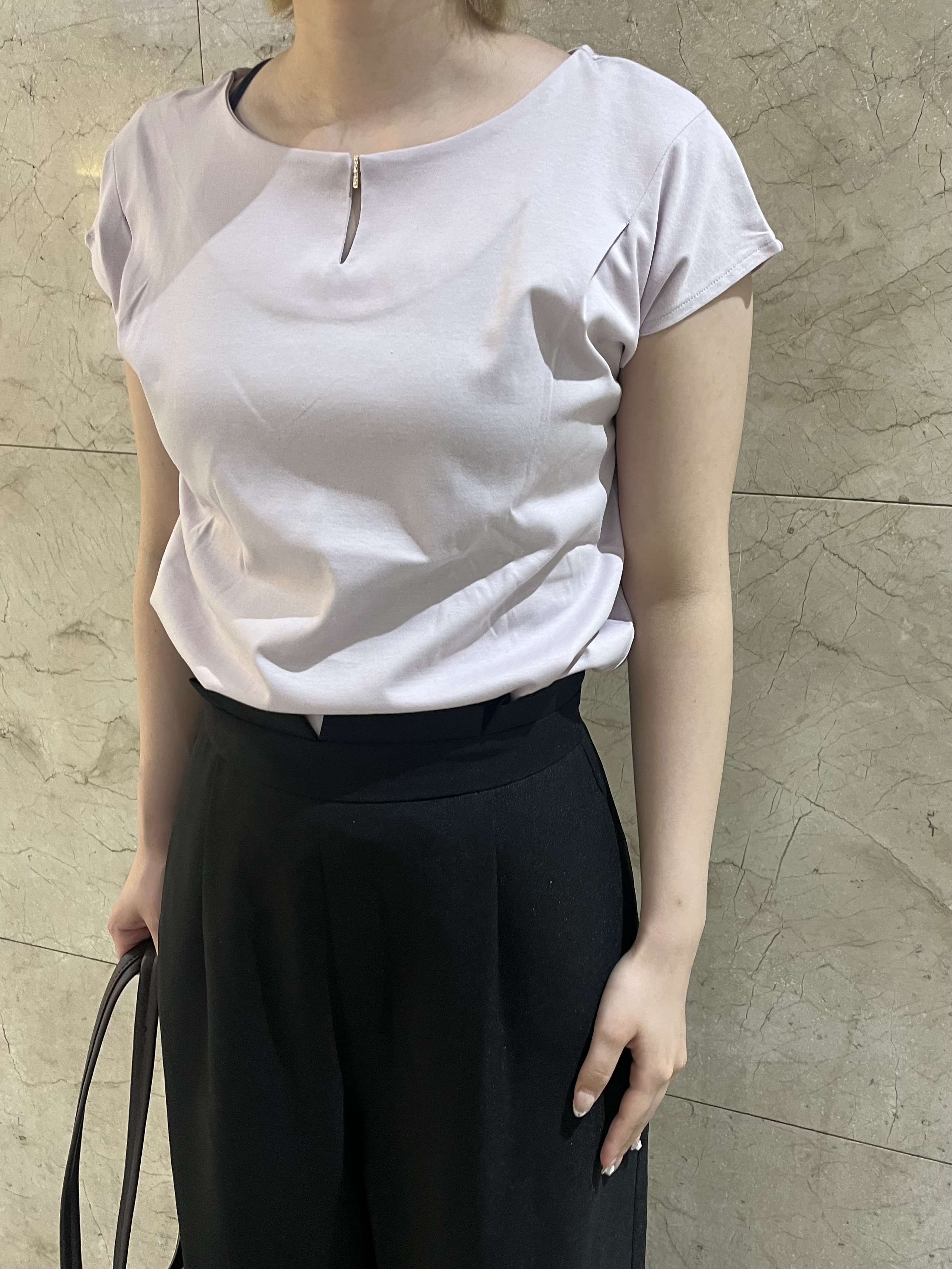 まひるさんの「index｜【接触冷感】ビジューキーネックフレンチトップス《UVケア／洗濯機OK／XS～3L／8col》」を使ったコーディネート
